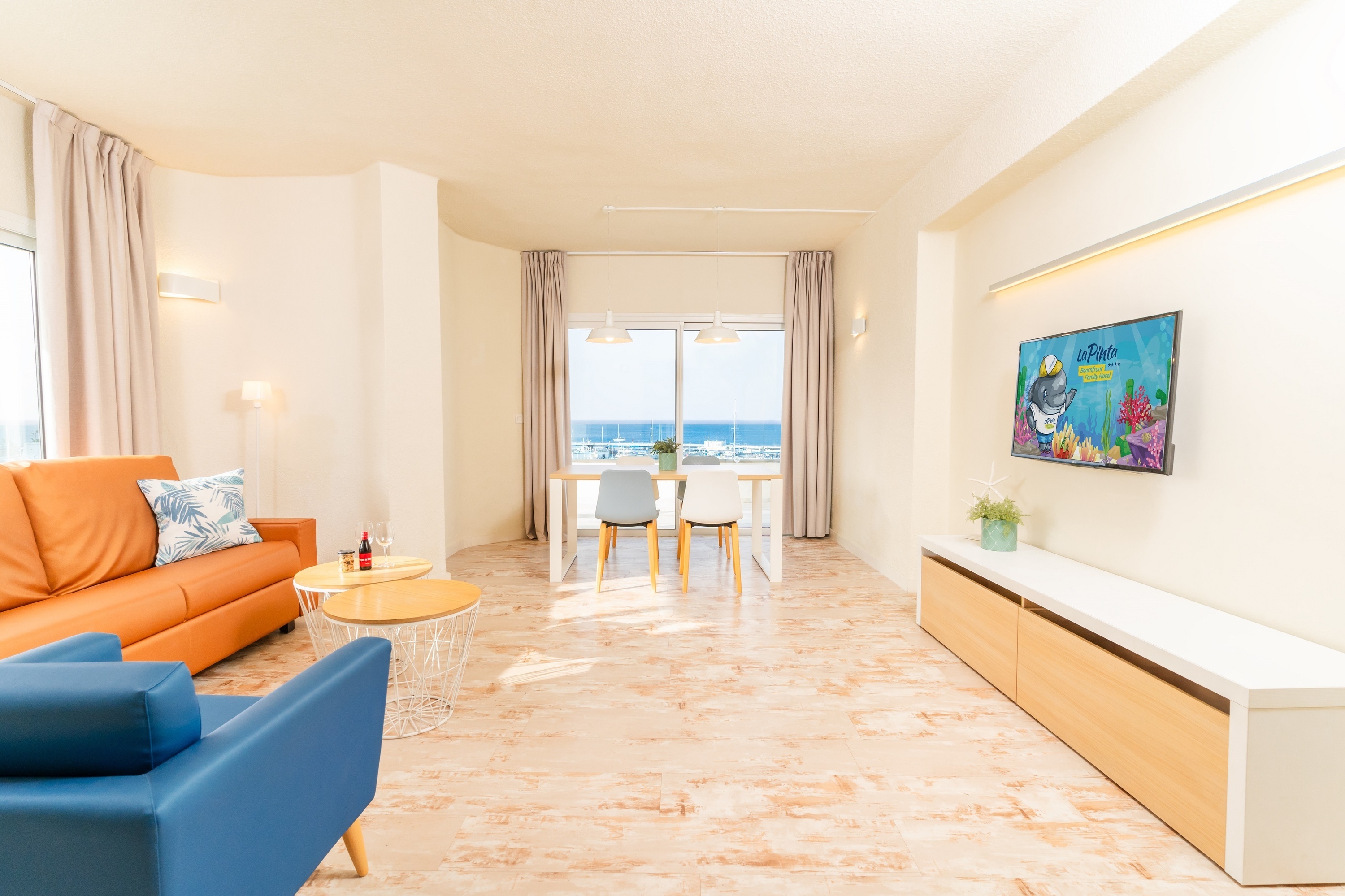 una sala de estar con un sofá marrón y una silla azul