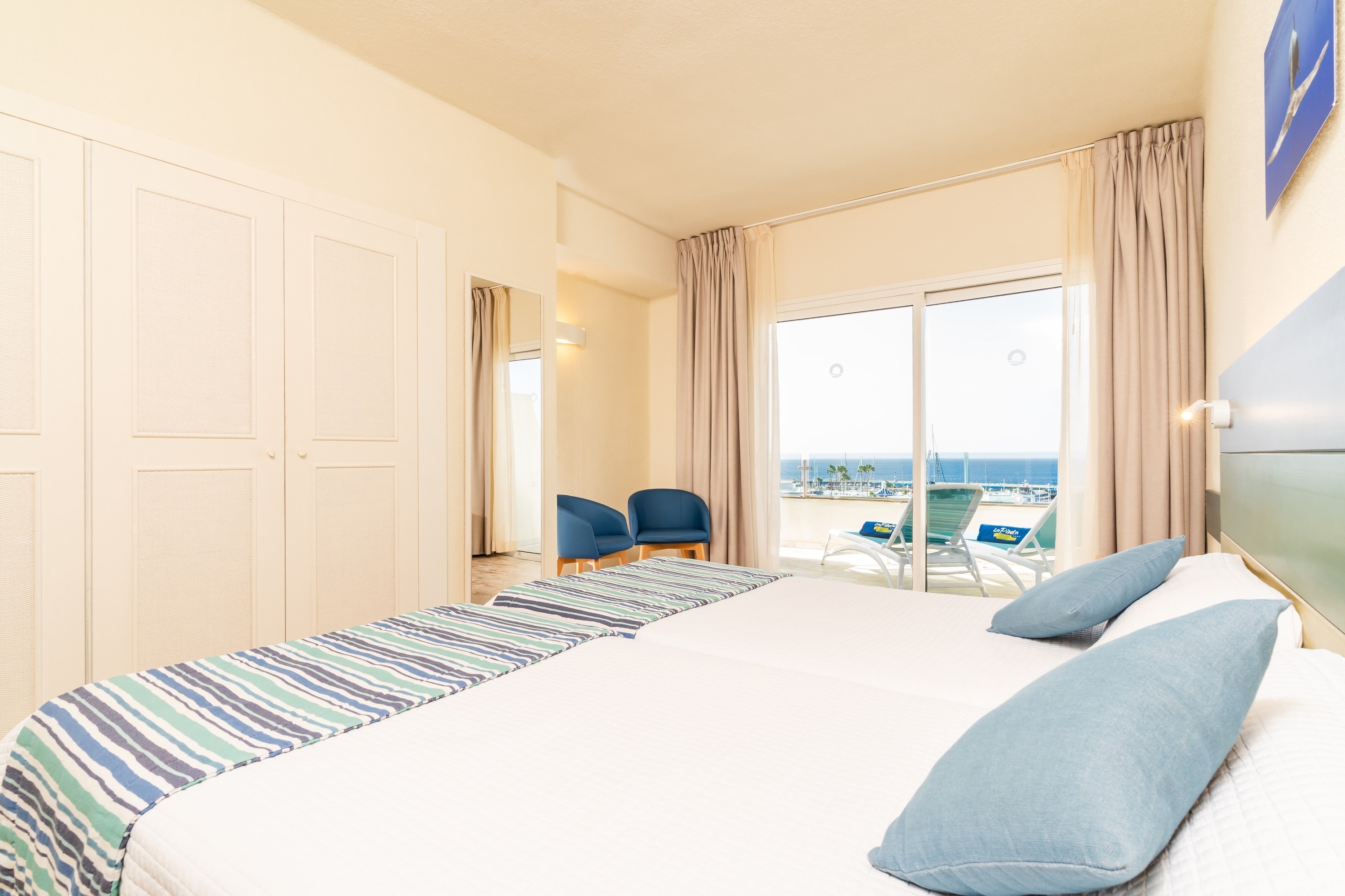 una sala de estar con un sofá naranja y una silla azul