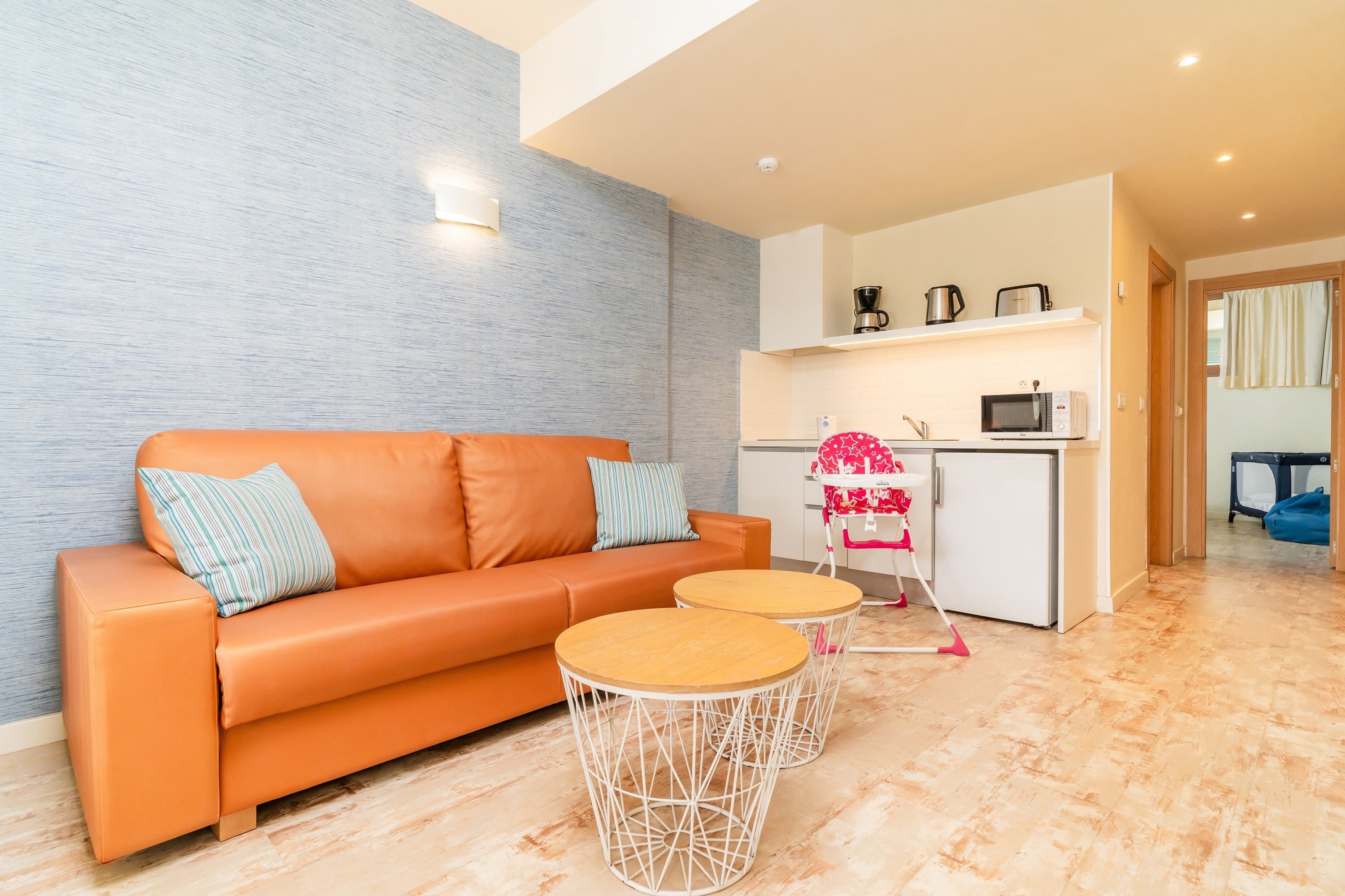 una sala de estar con un sofá y una silla alta