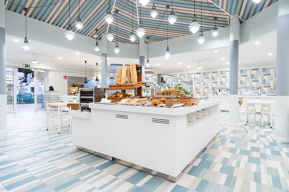 un montón de frutas y verduras sobre una mesa