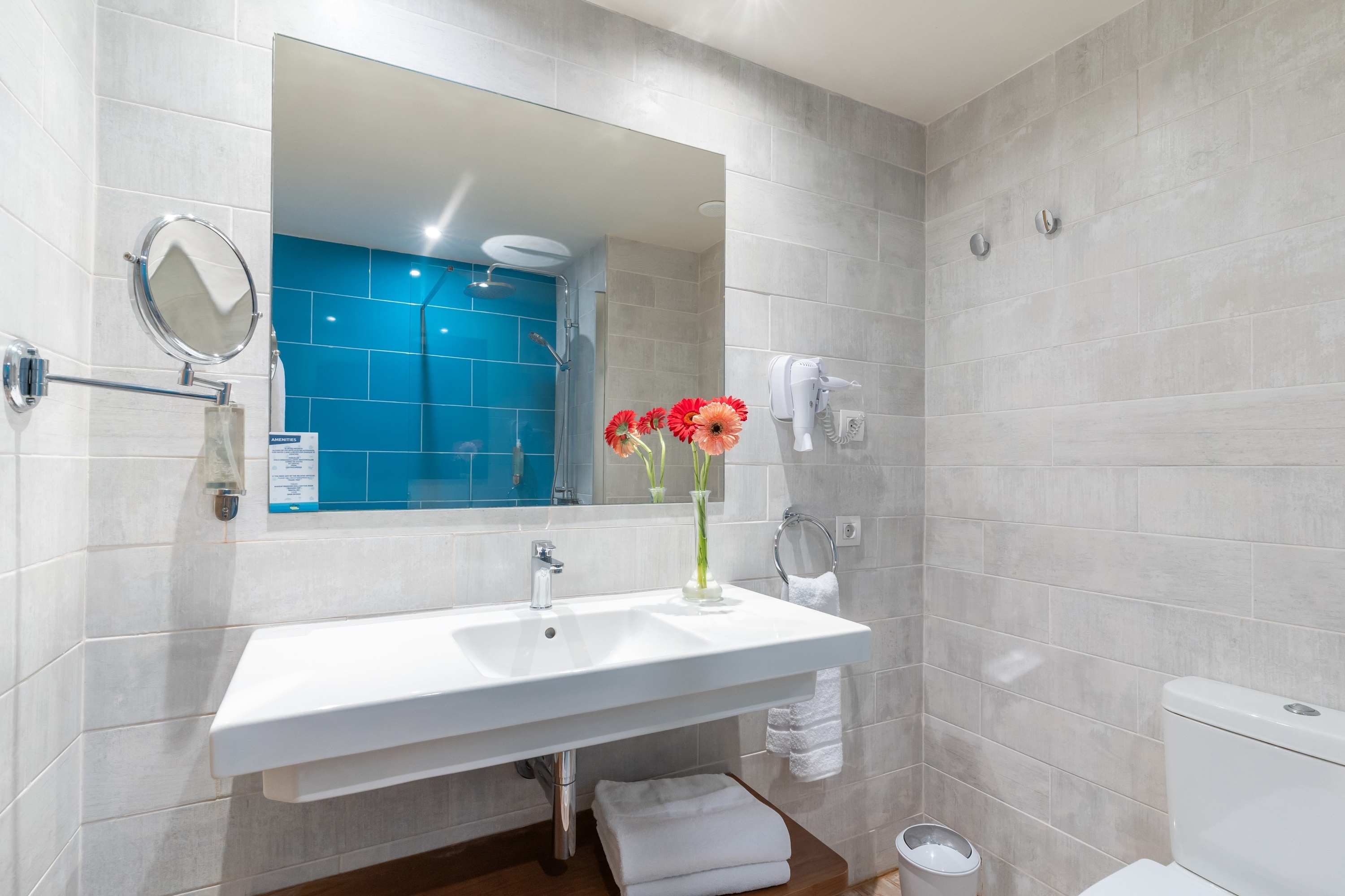 un cuarto de baño con un lavabo y un espejo