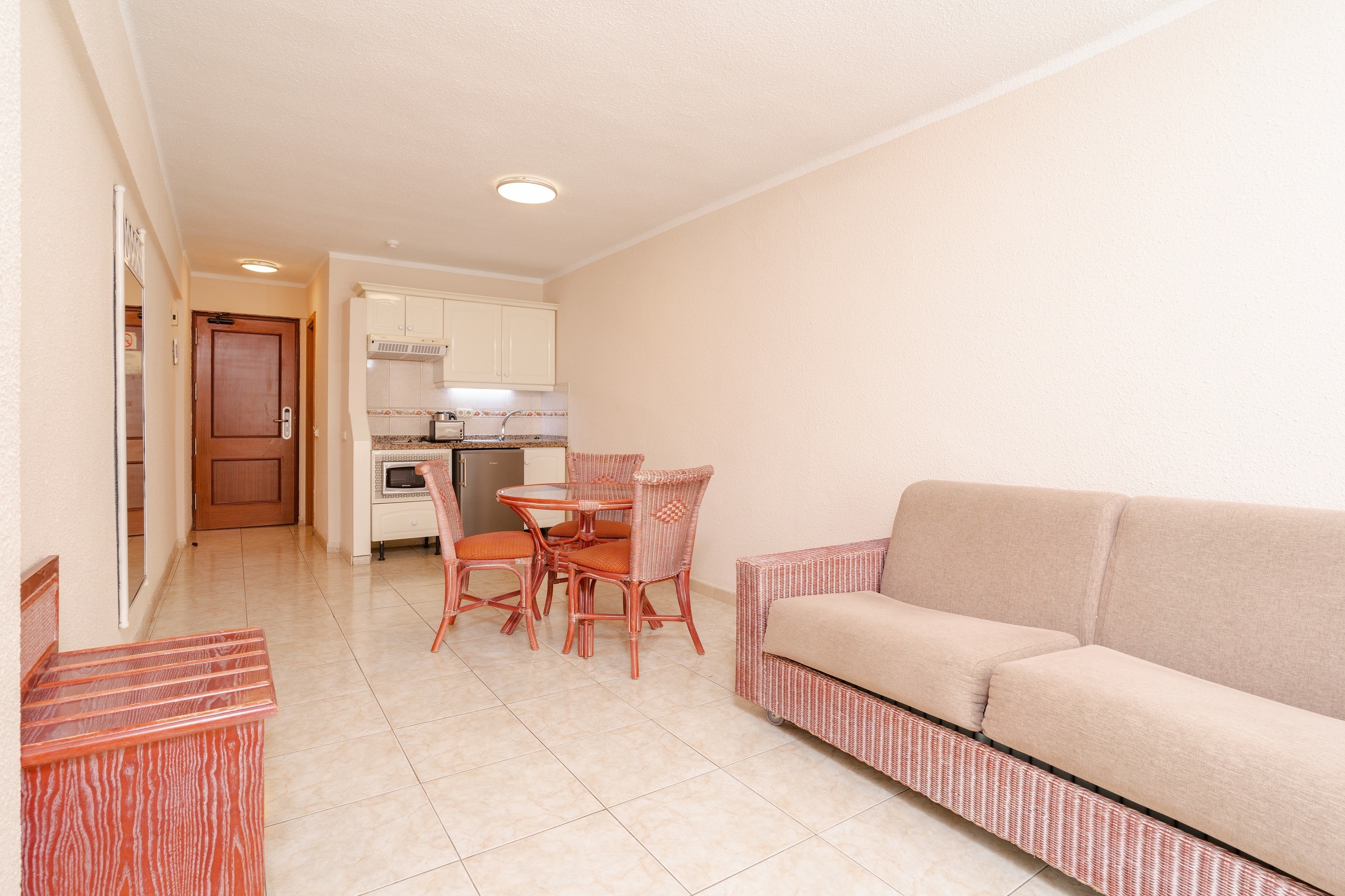 een woonkamer met een tafel en stoelen en een televisie