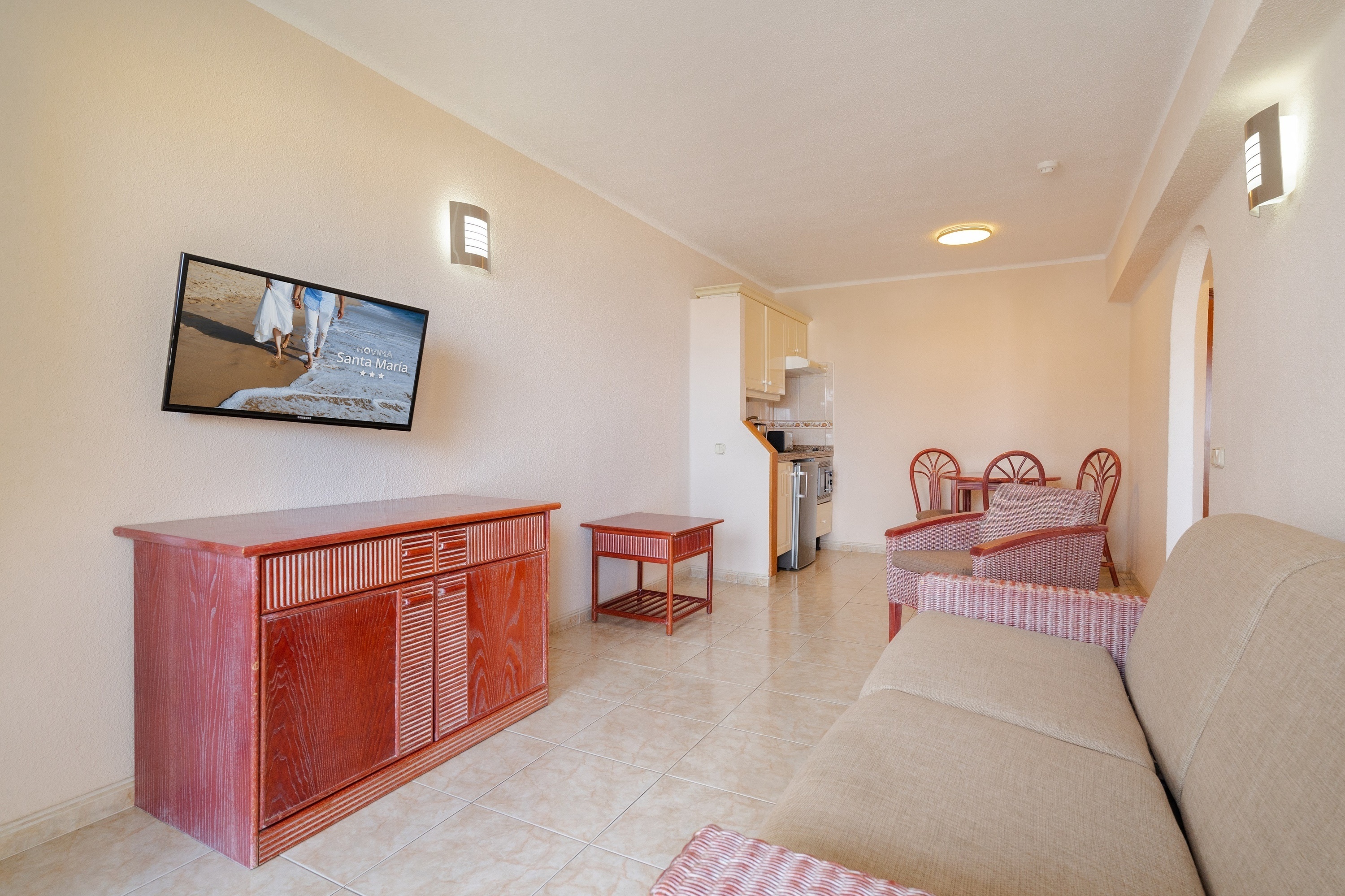 een hotelkamer met een bed en een balkon