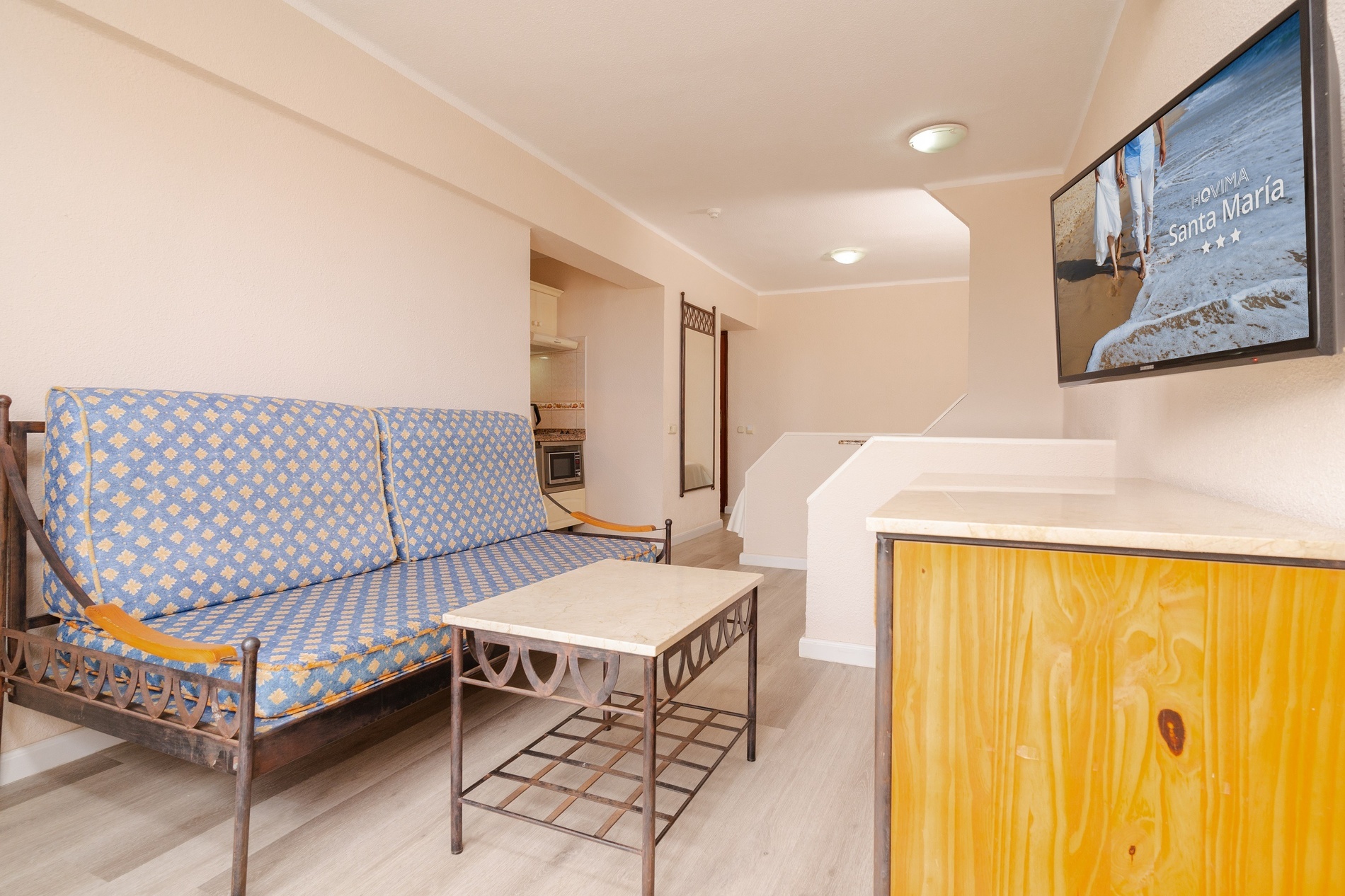 een woonkamer met een bank , tafel en stoelen