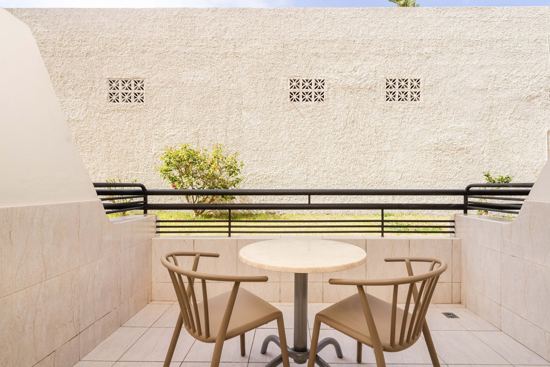 een slaapkamer met twee bedden en een nachtkastje