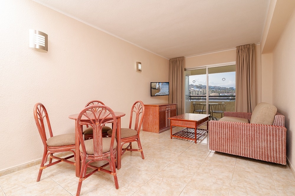 une chambre avec deux lits et une fenêtre