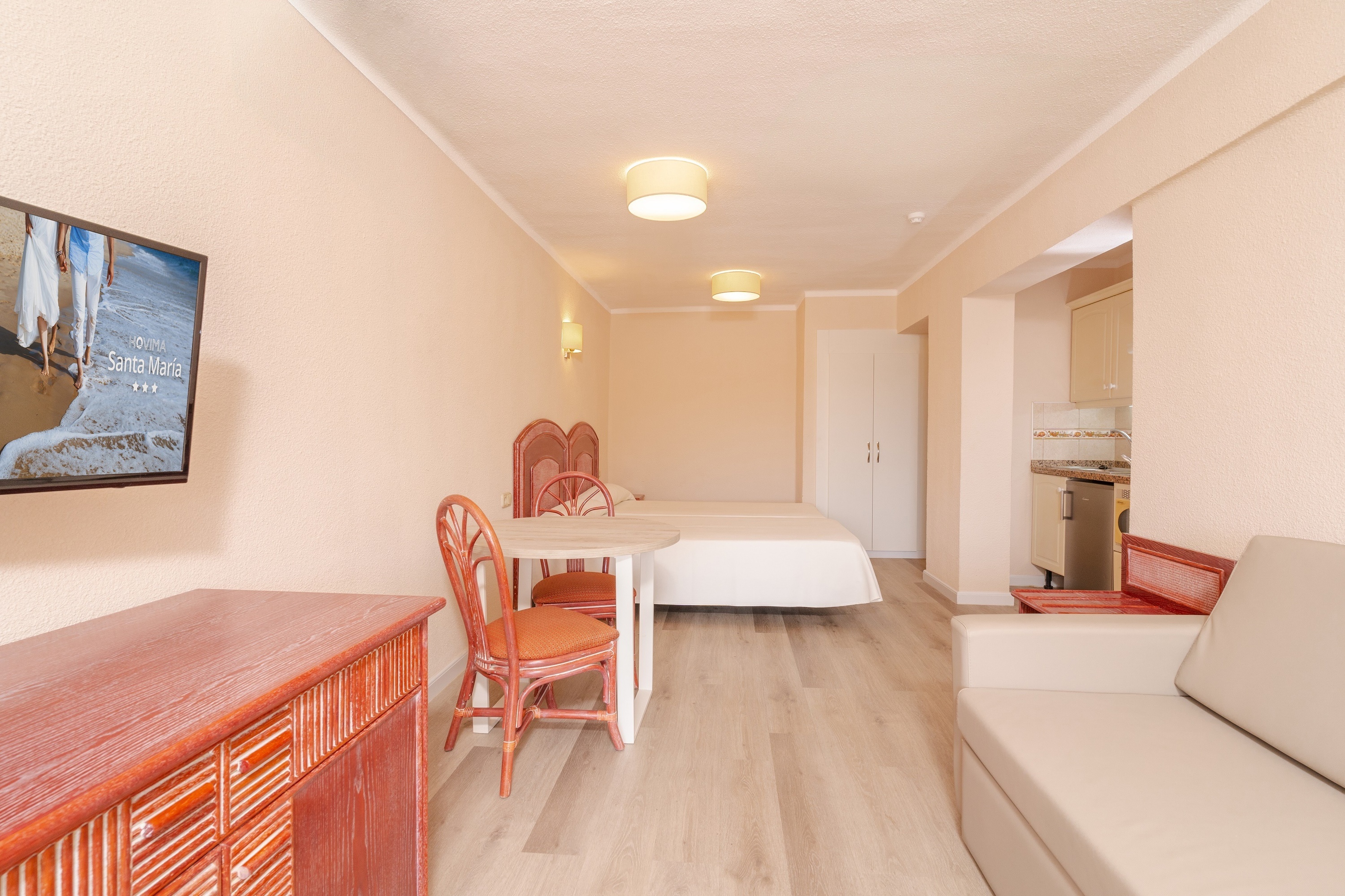 een slaapkamer met twee bedden en een raam