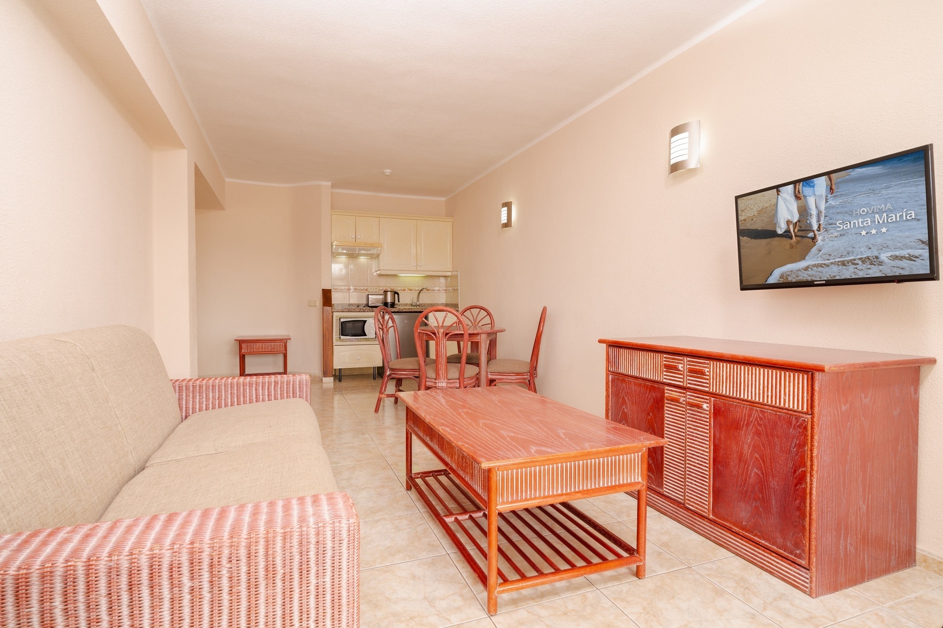 een slaapkamer met twee bedden en een raam