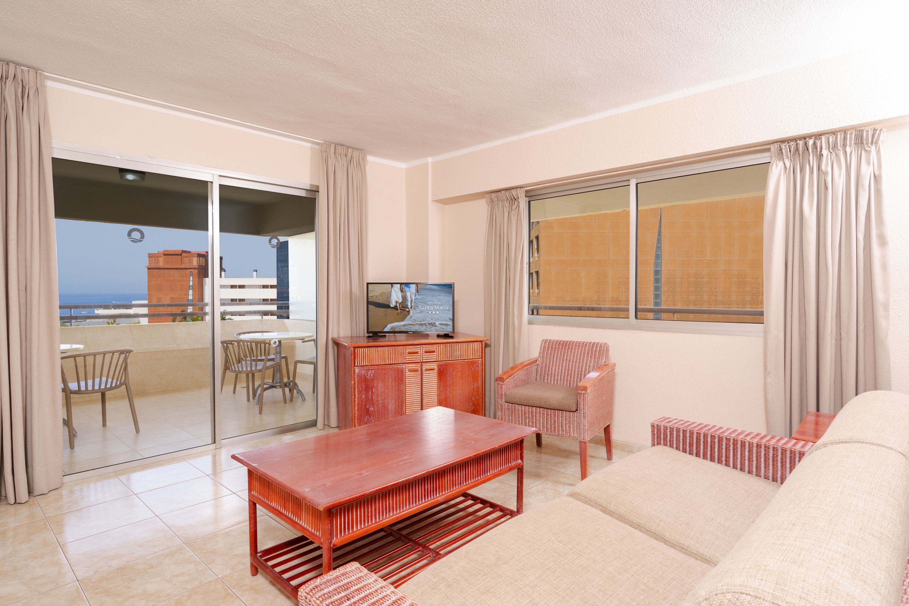 een hotelkamer met een bed en een balkon