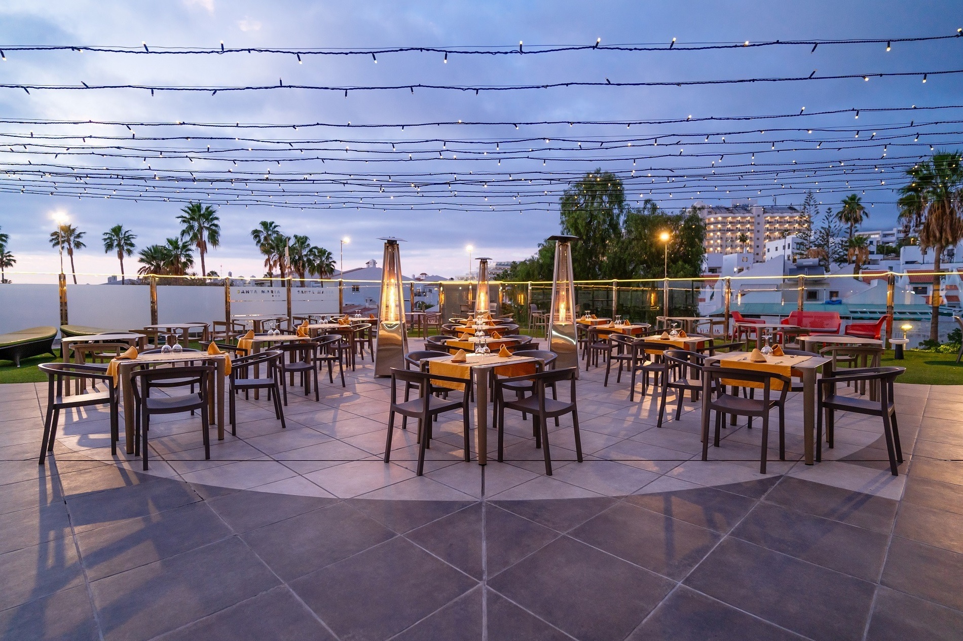 una gran piscina rodeada de muebles y un bar