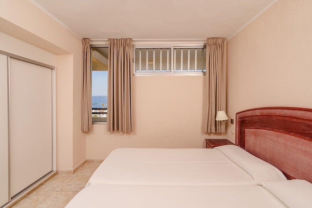 un salon avec une télévision et une table et des chaises