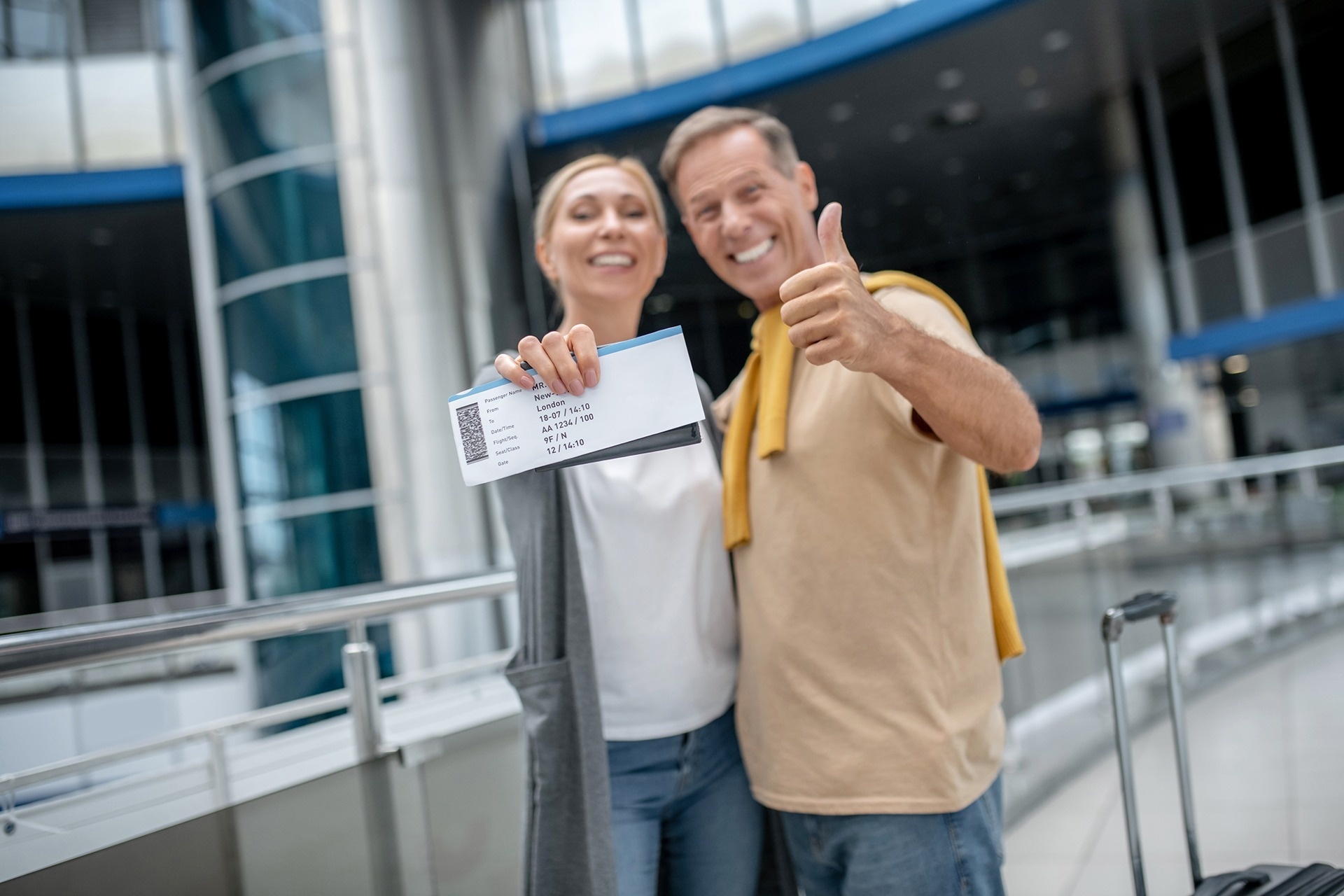 una pareja en aeropuerto