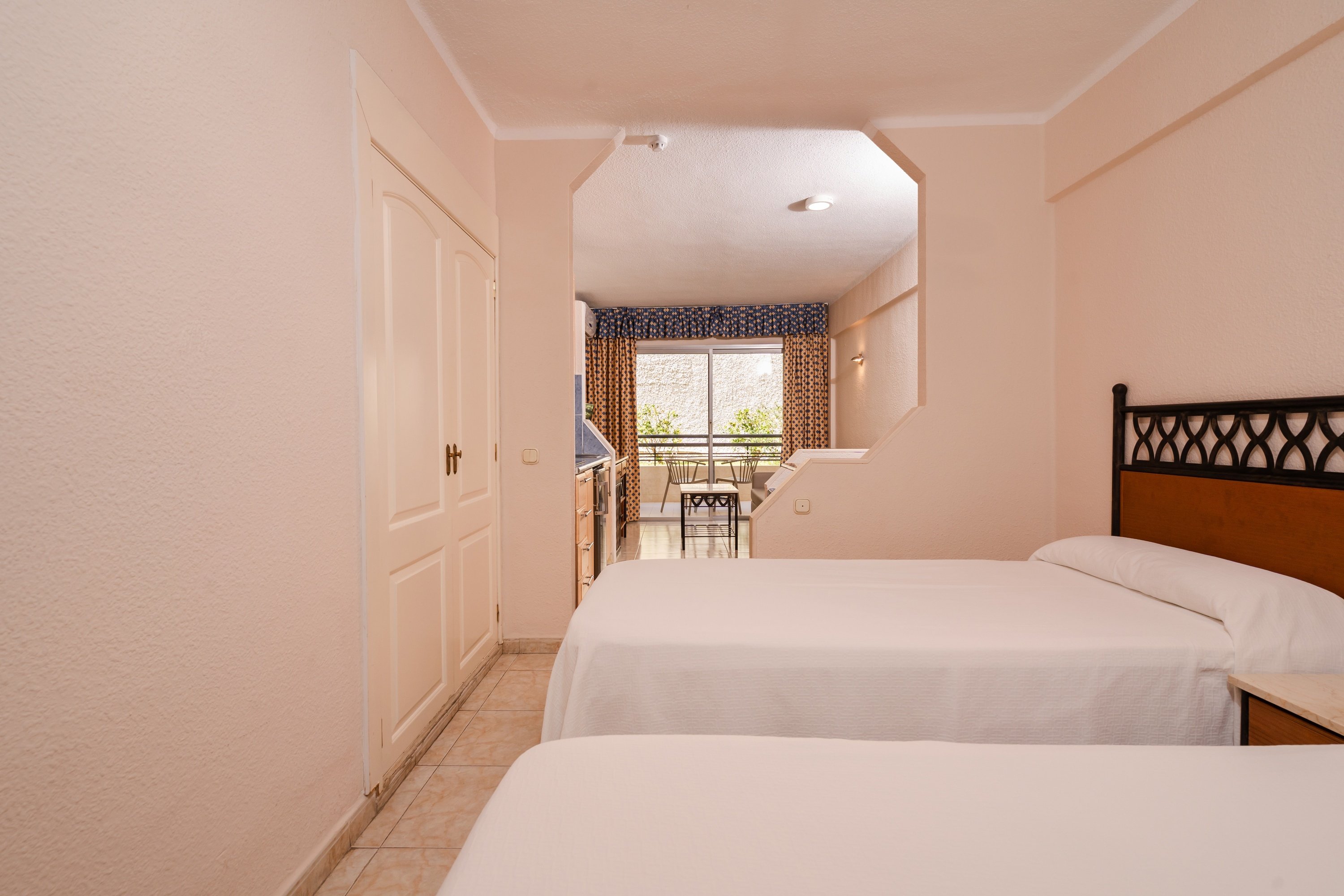 une chambre avec un lit et deux tables de chevet