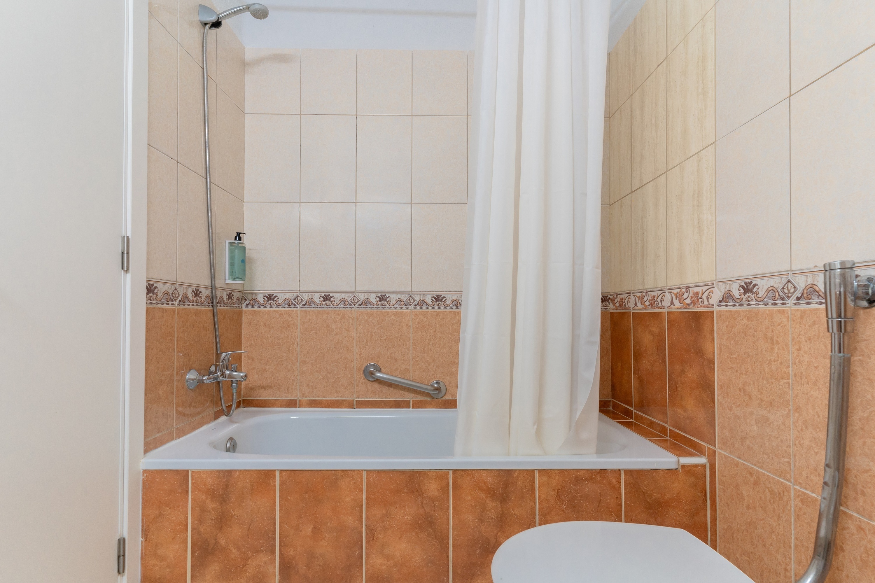 een hotelkamer met een bed en een balkon