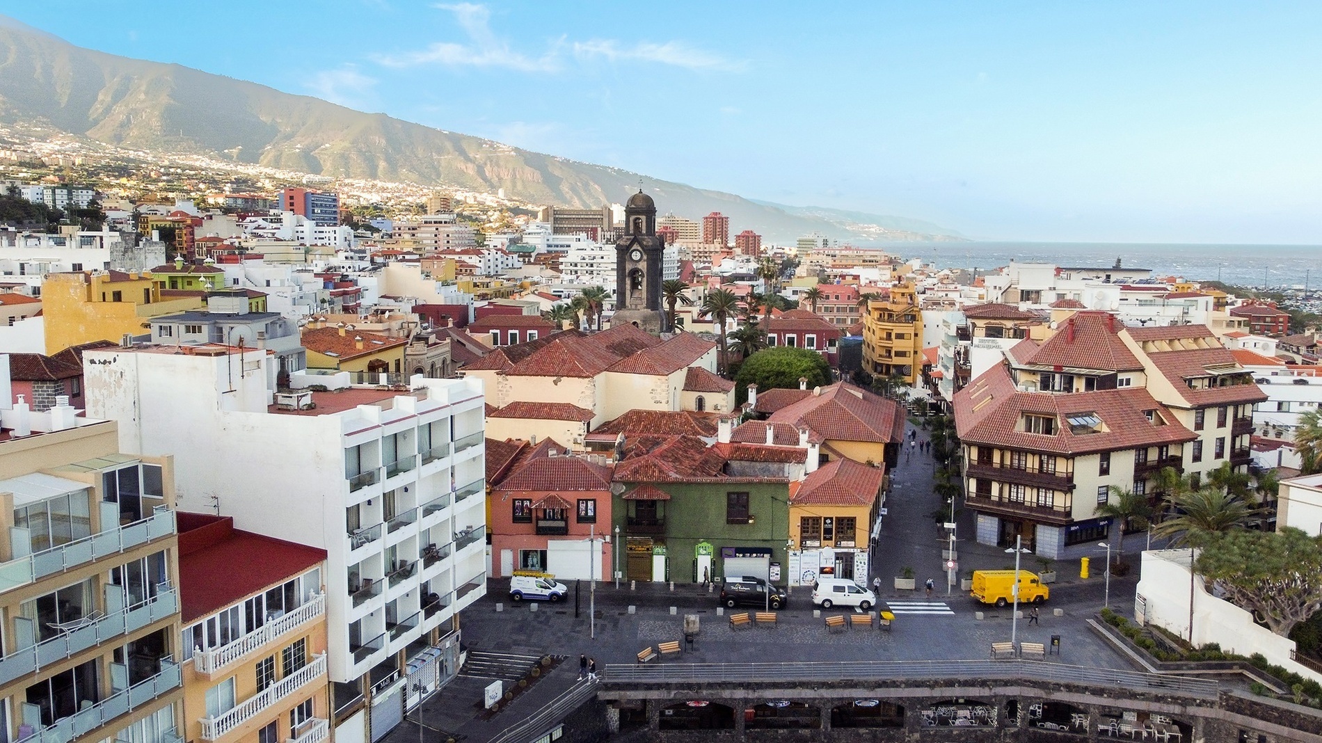 una vista aérea de una ciudad con edificios coloridos y una iglesia en el fondo