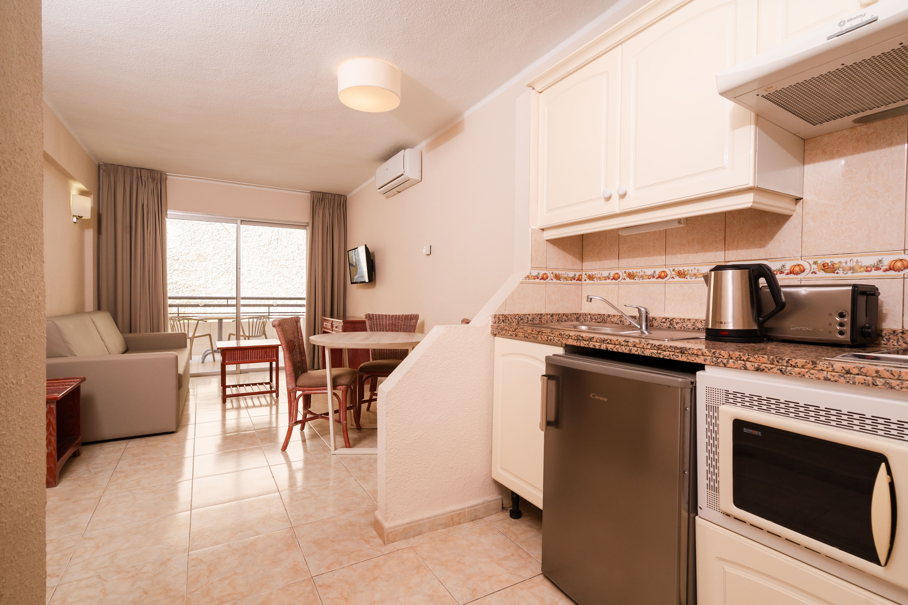 een slaapkamer met twee bedden en een nachtkastje