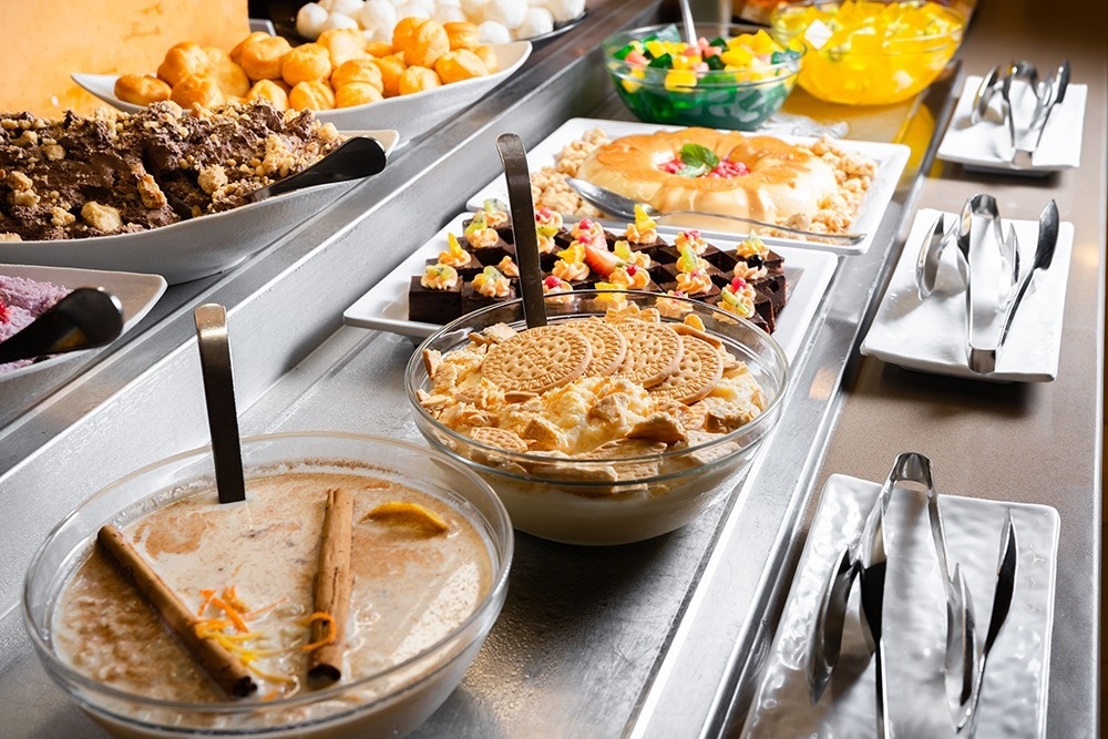 een vork houdt een stuk pasta met basilicum en parmezaanse kaas vast