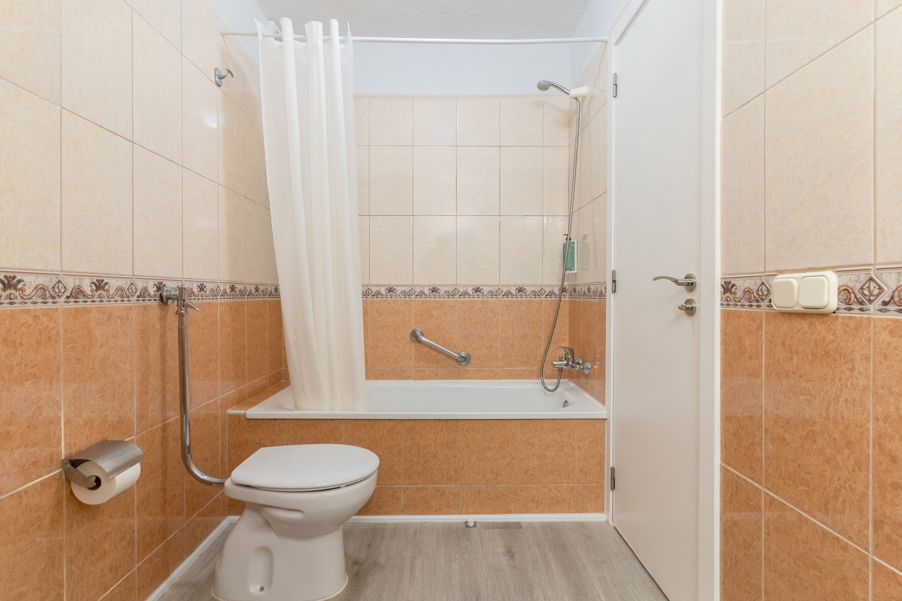 een woonkamer met een tafel en stoelen en een televisie