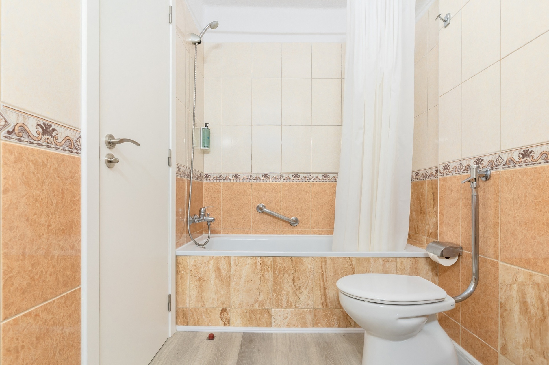 een woonkamer met een tafel en stoelen en een televisie