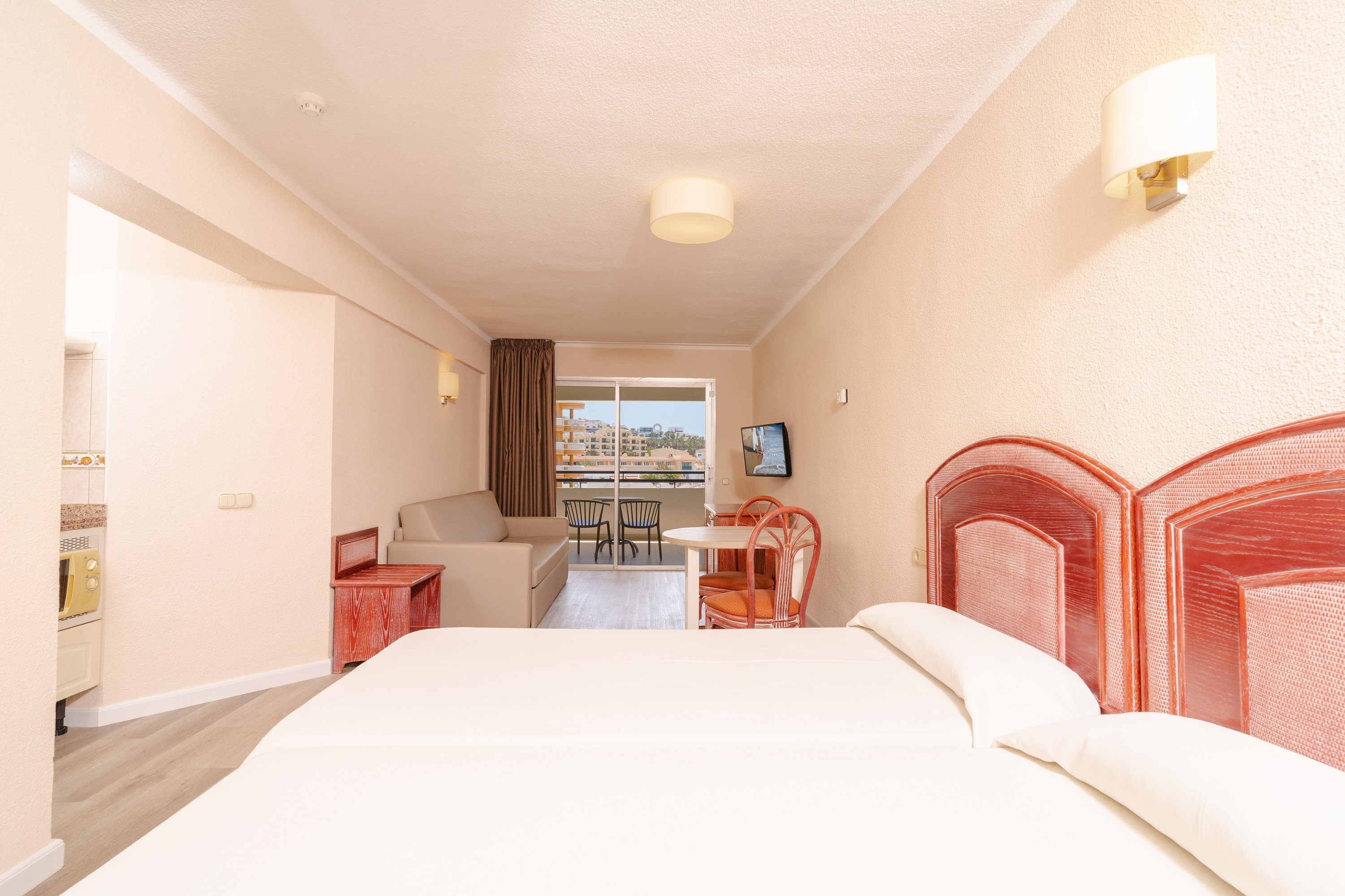 een woonkamer met een tafel en stoelen en een televisie