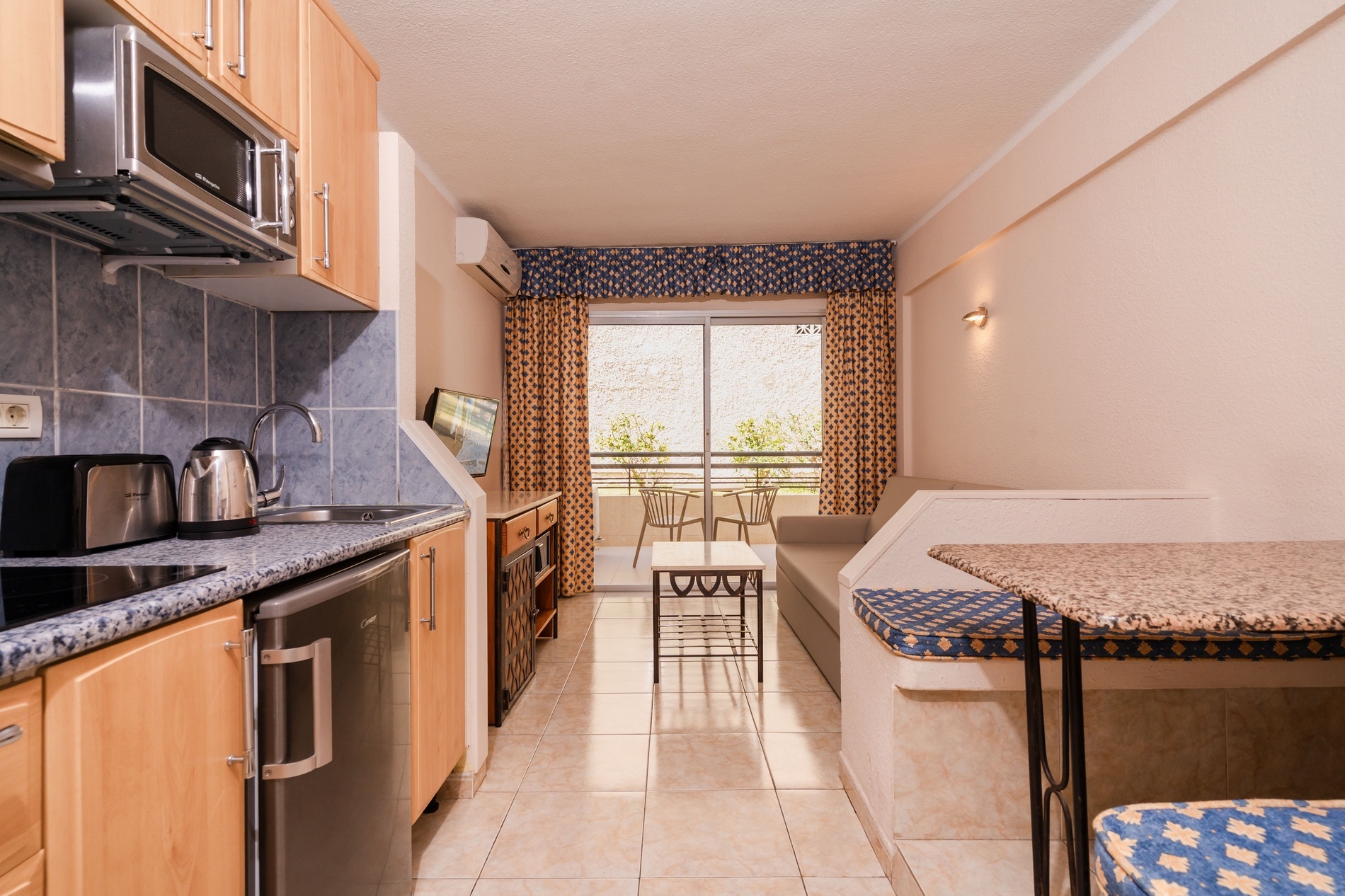 een slaapkamer met twee bedden en een nachtkastje