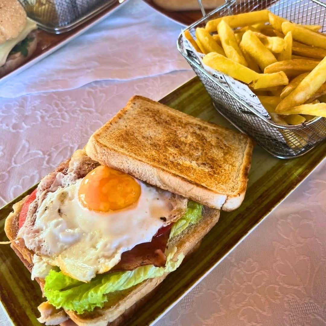 een luchtfoto van een strand met mensen die in het water zwemmen