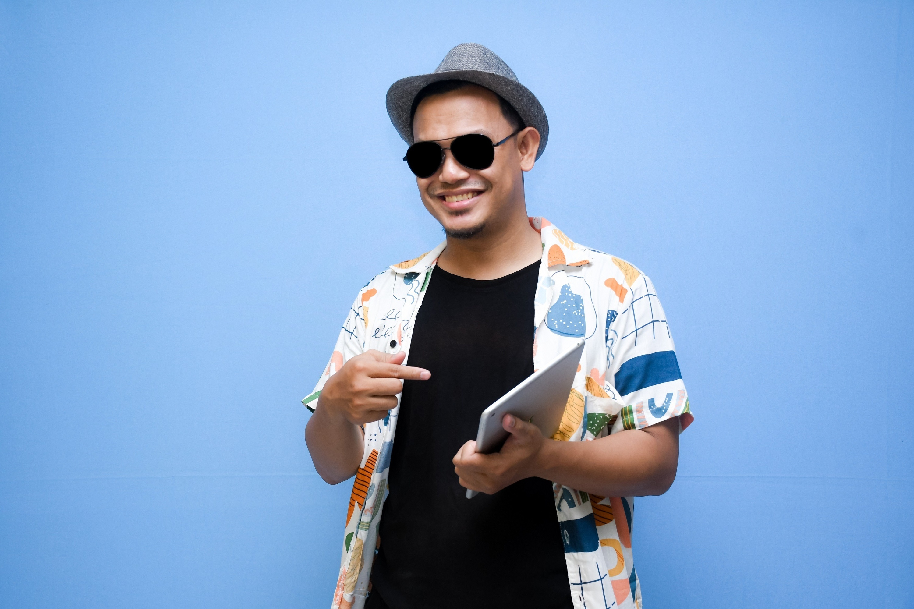 una persona sostiene una bolsa de comida que dice 