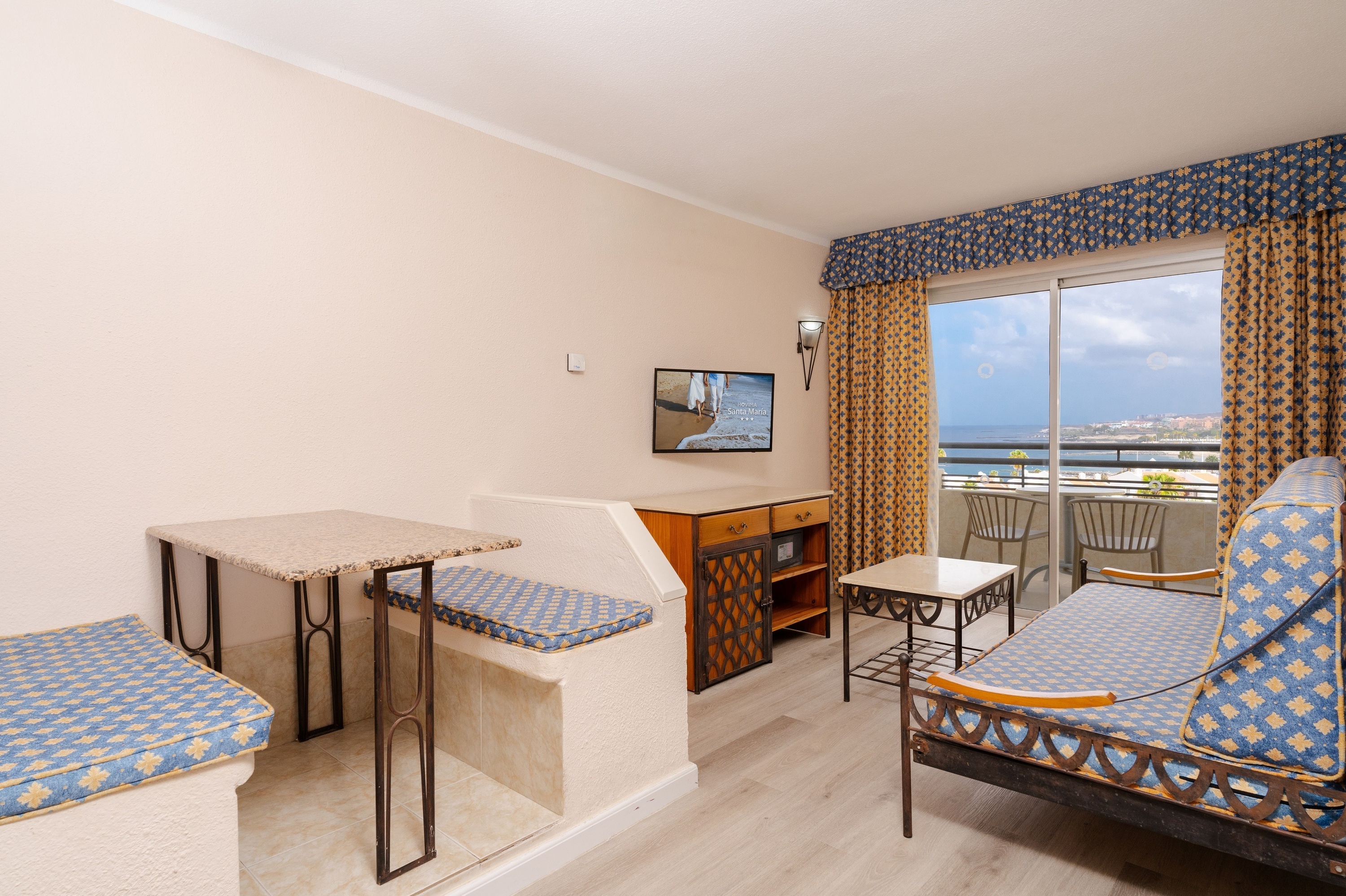 een hotelkamer met een bed en een balkon