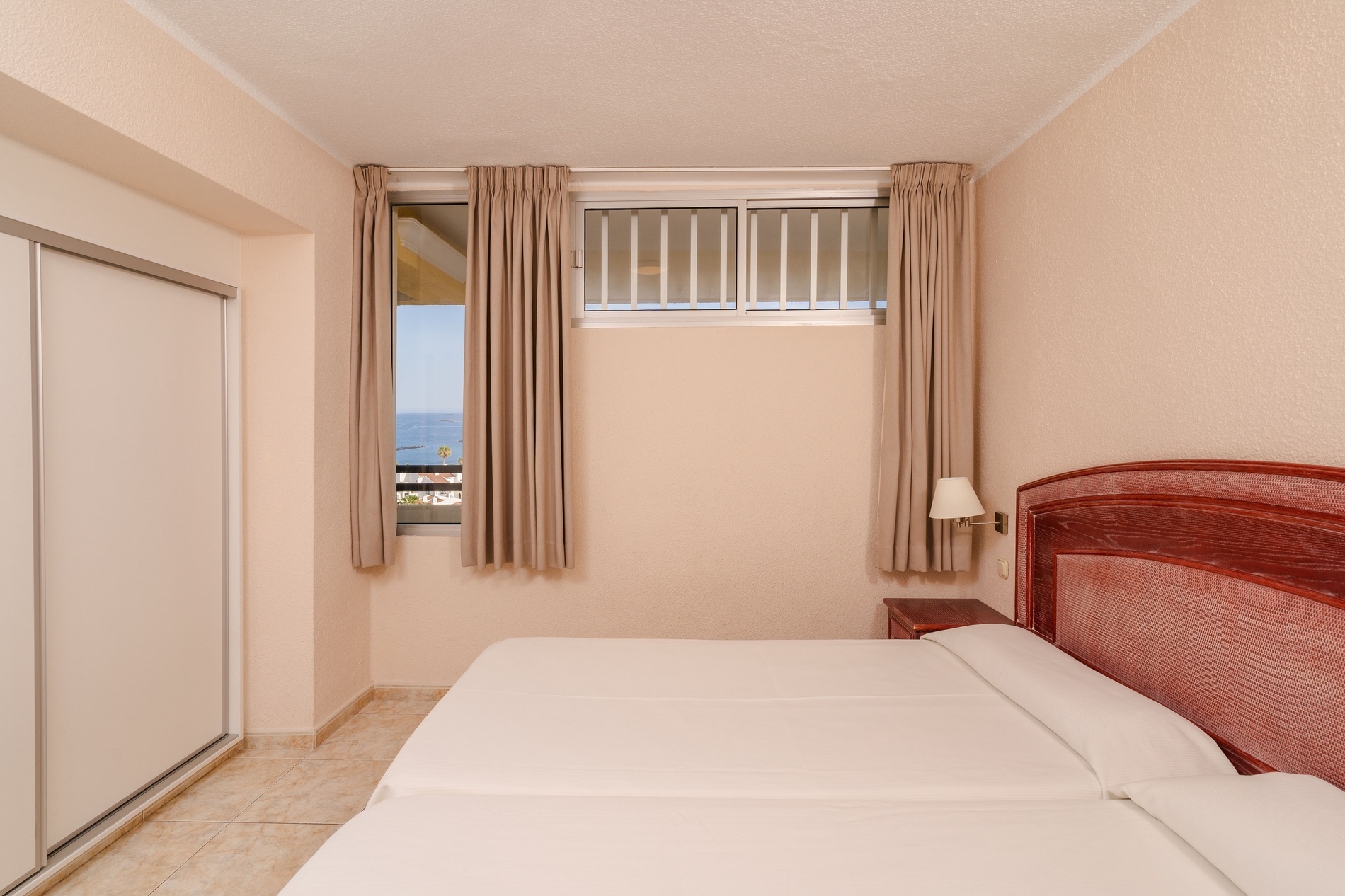 een woonkamer met een televisie en een tafel en stoelen