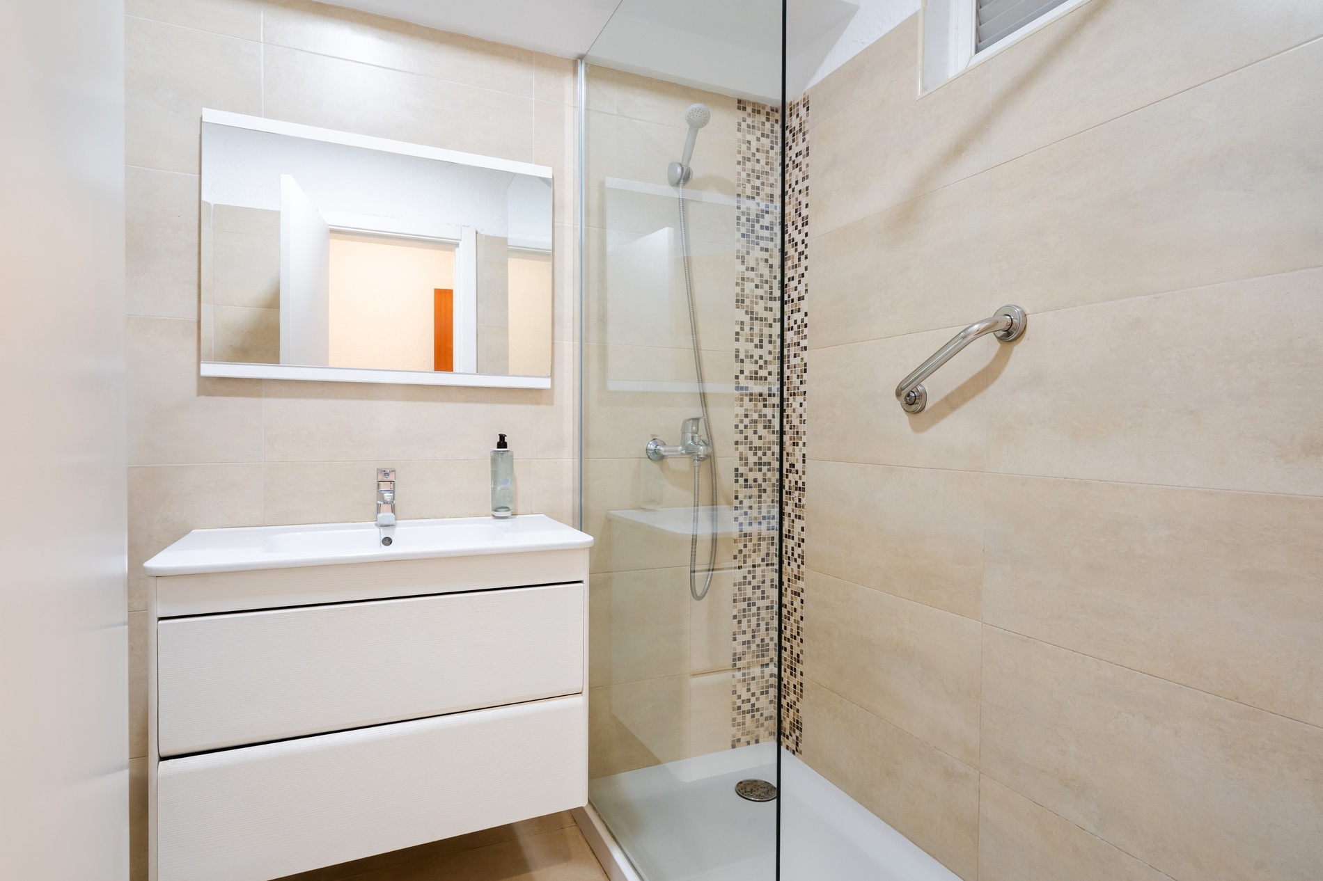 twee stoelen en een tafel op een balkon met een boom op de achtergrond