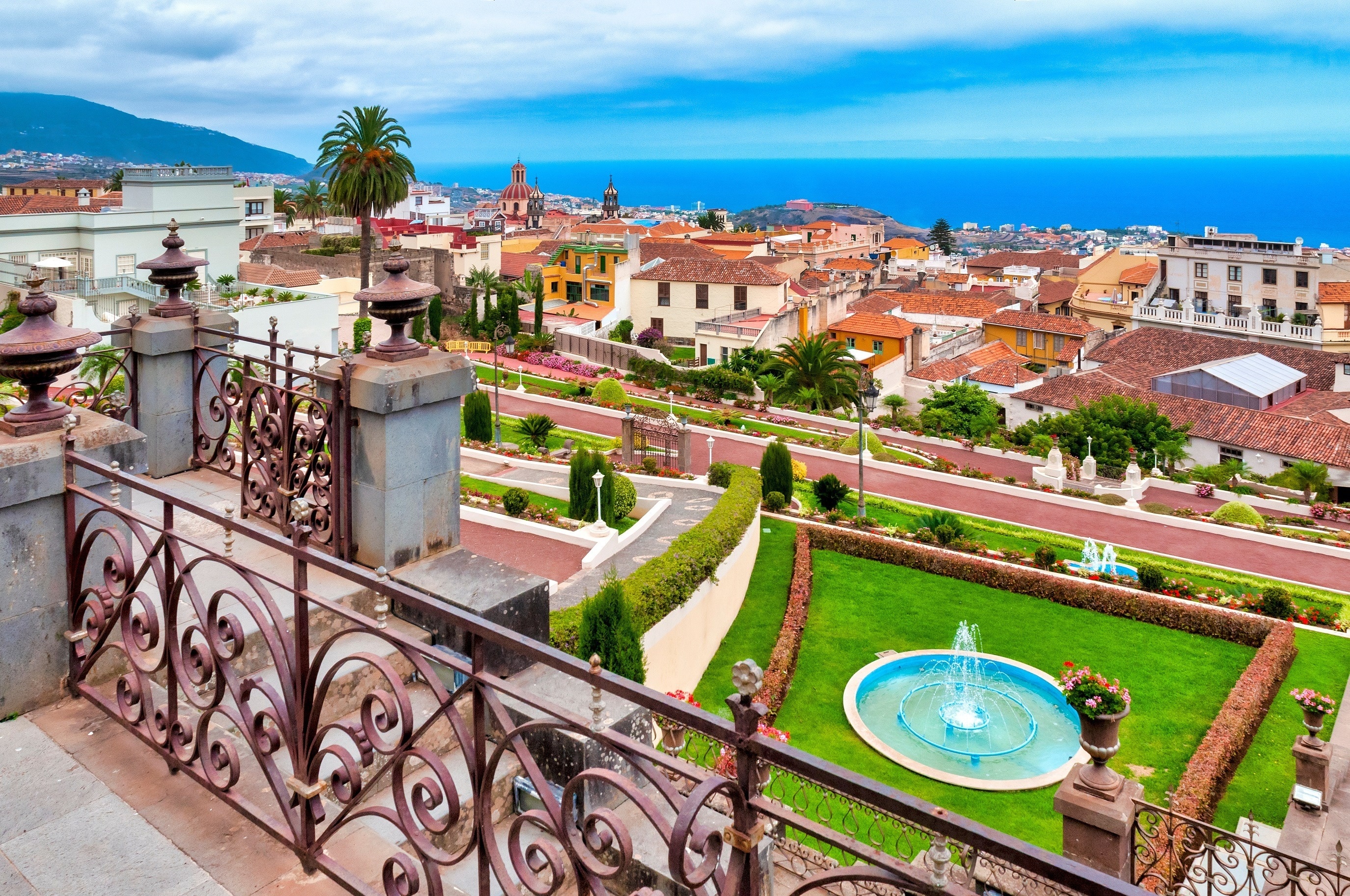 
                                    una vista aerea di una città e dell'oceano