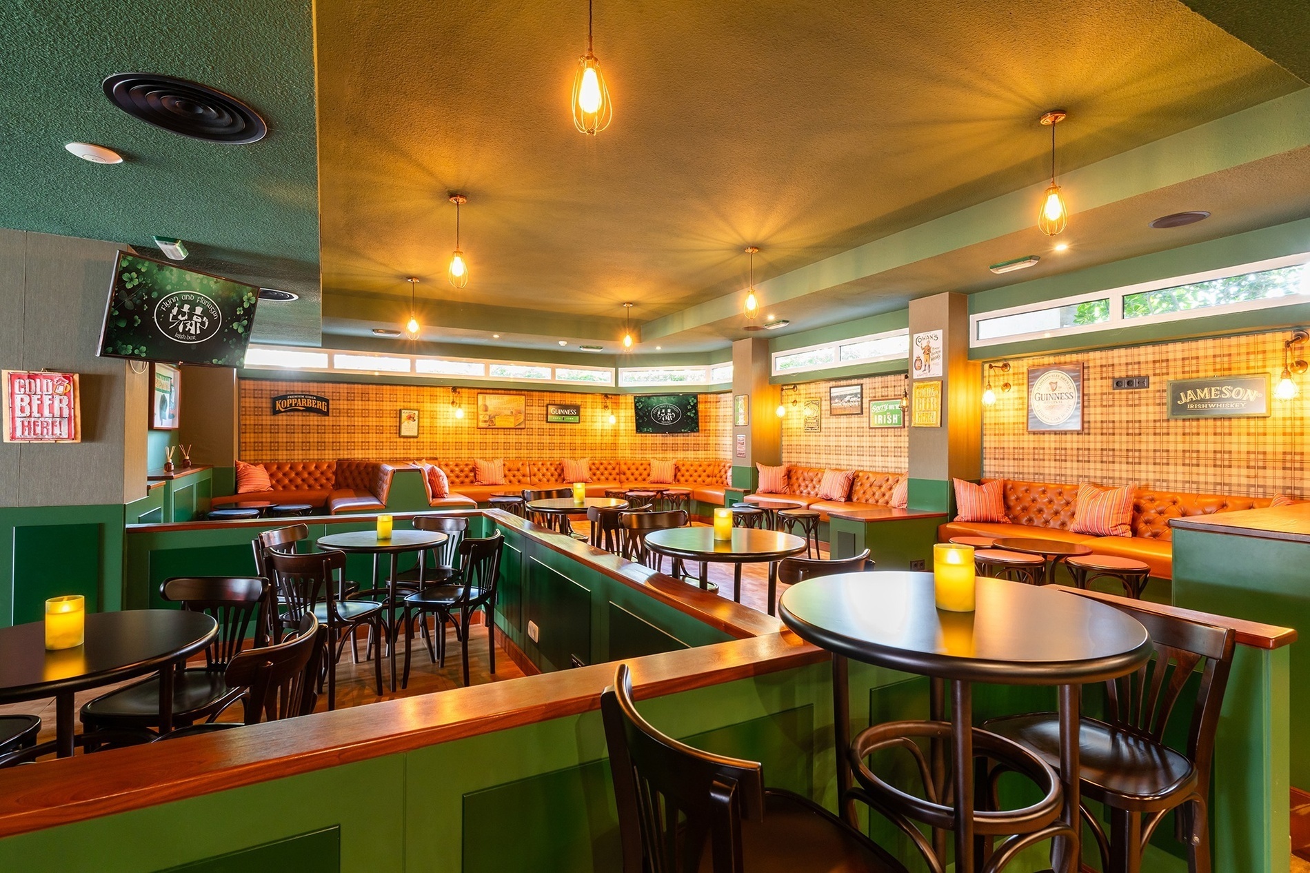 une salle avec des tables et des chaises et un panneau qui dit happy beer day