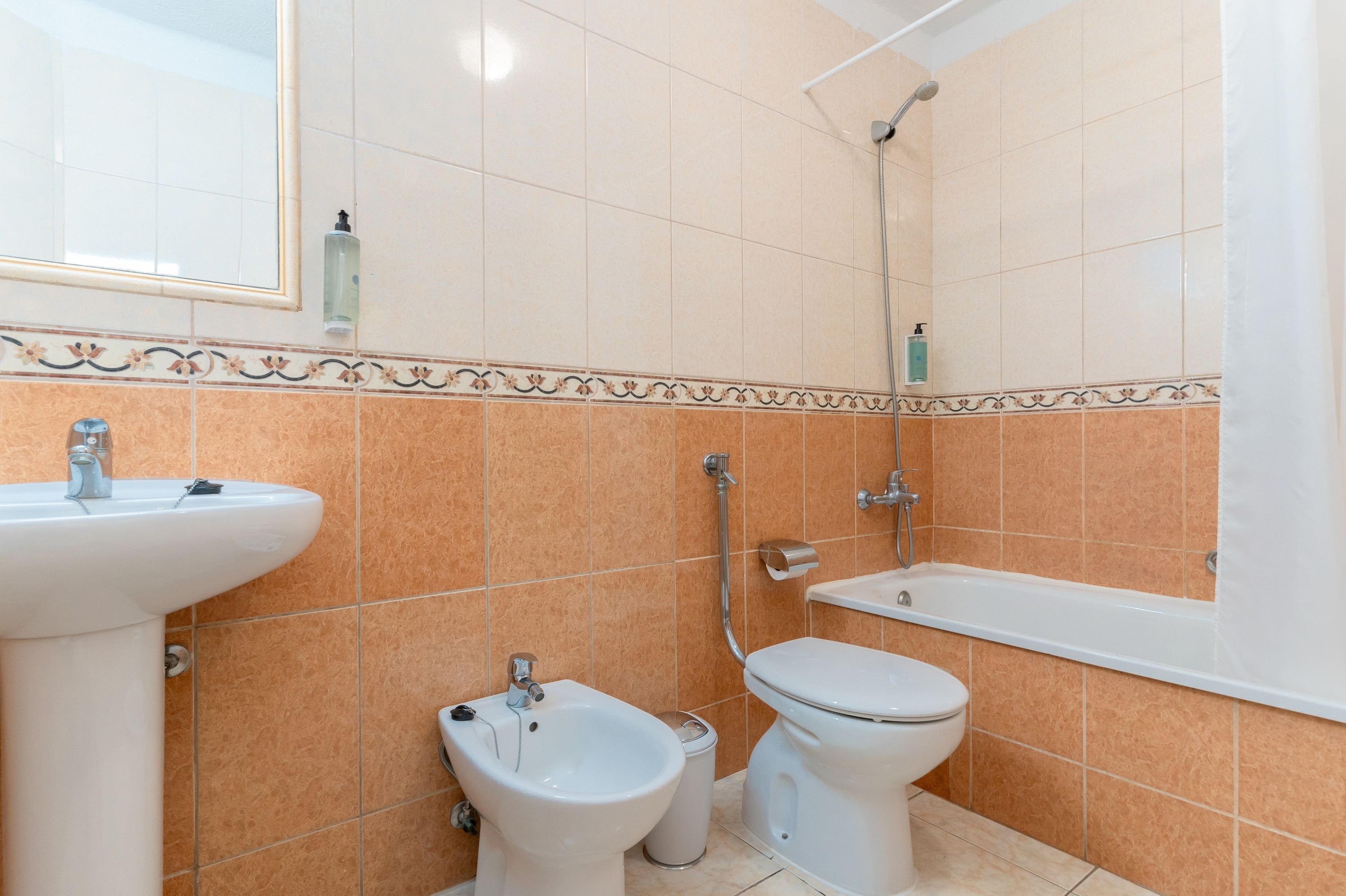 een woonkamer met een tafel en stoelen en een televisie