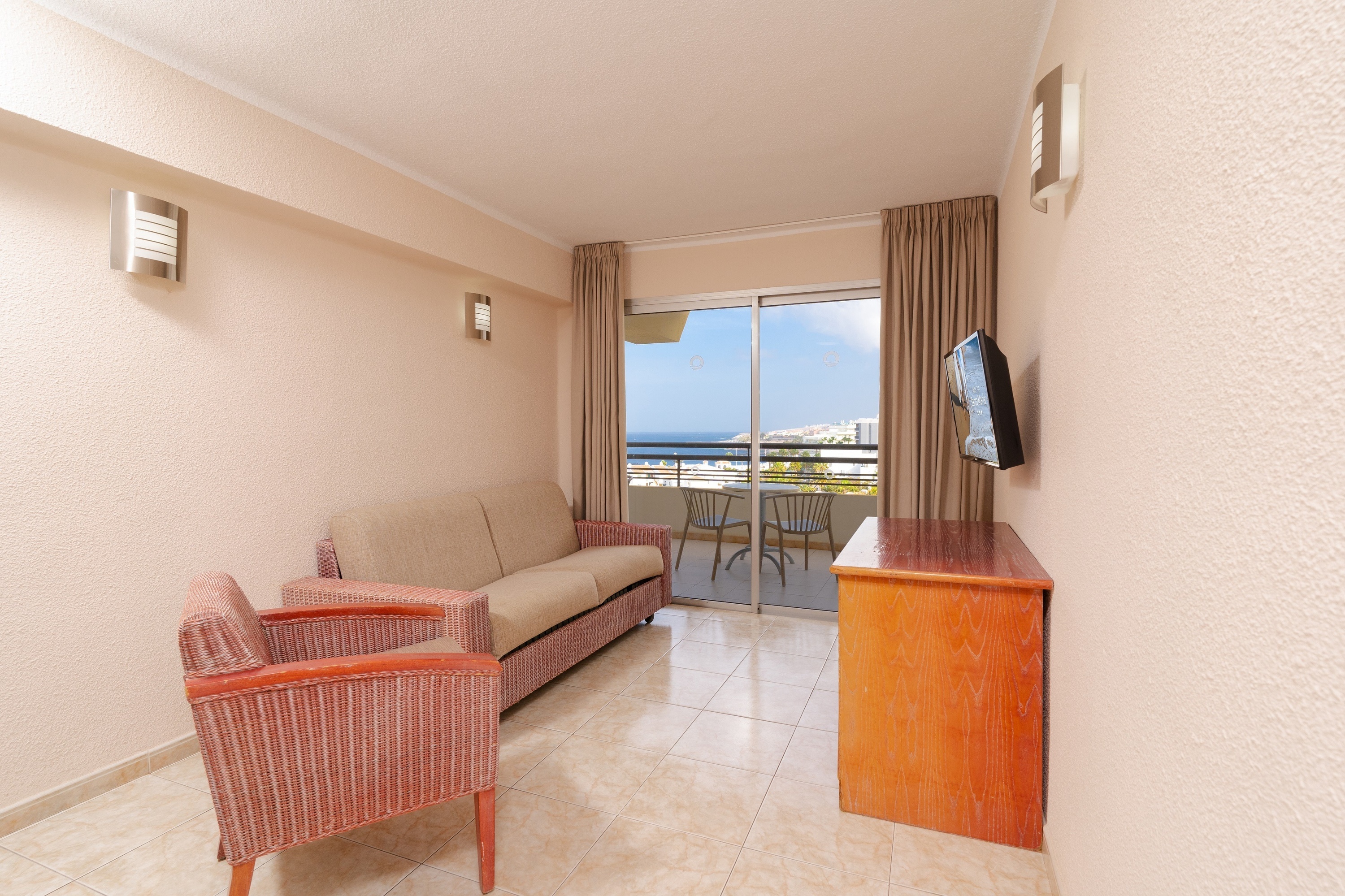 een woonkamer met een tafel en stoelen en een televisie