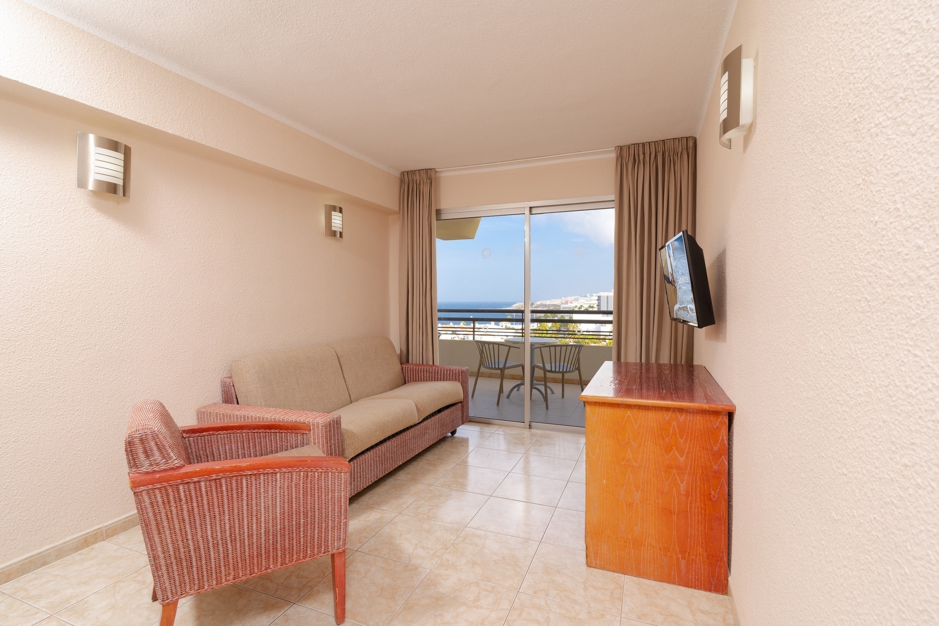 een hotelkamer met een bed en een balkon