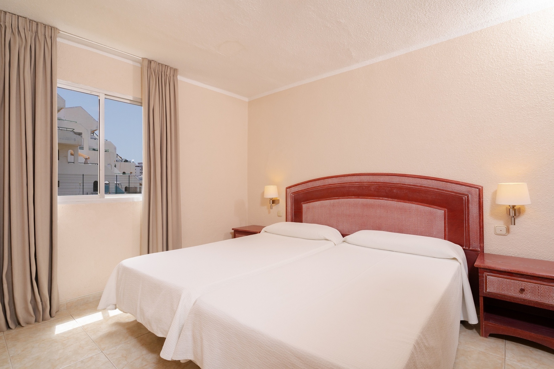 een woonkamer met een tafel en stoelen en een televisie