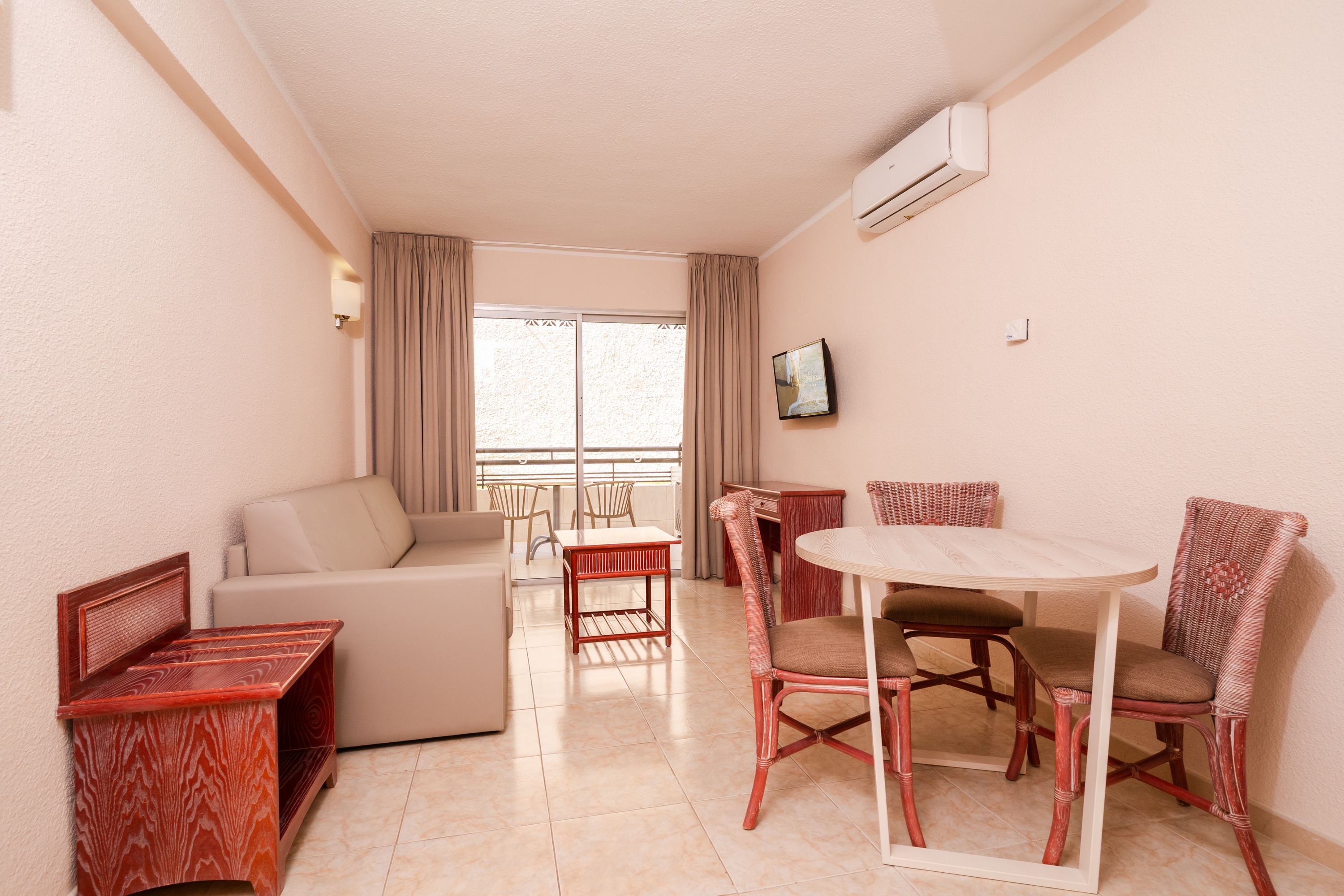 une chambre avec un lit et deux tables de chevet