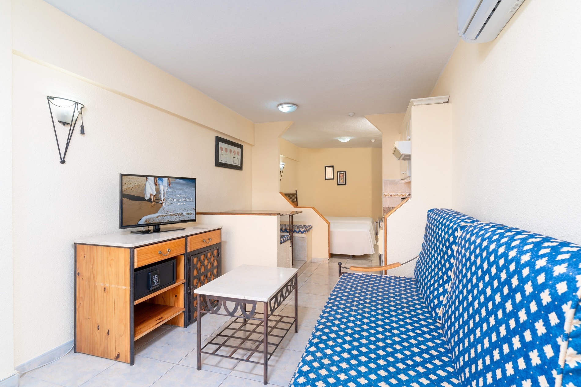 een slaapkamer met twee bedden en een nachtkastje