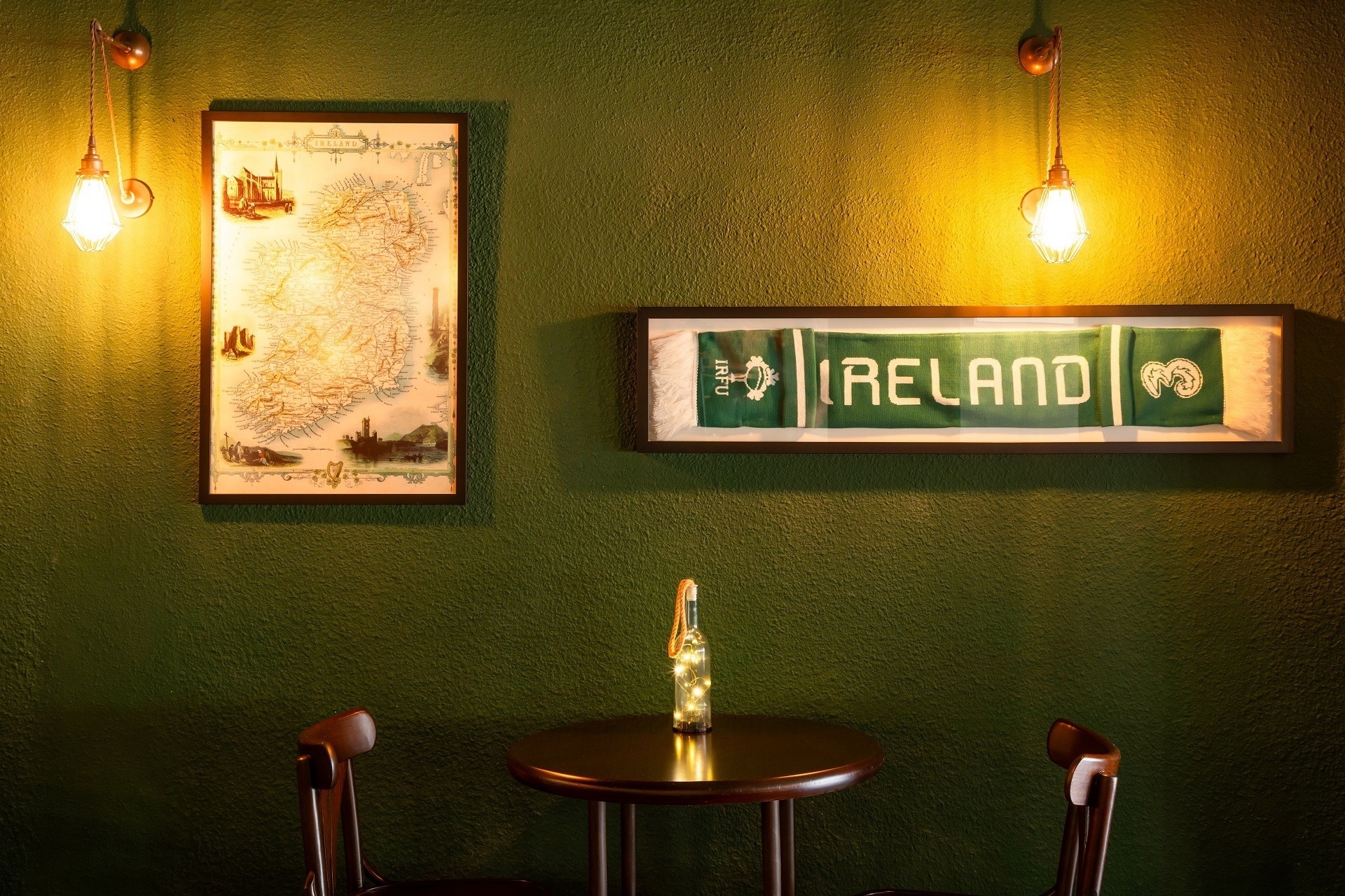 een groep mensen zwemt op een zandstrand in de oceaan