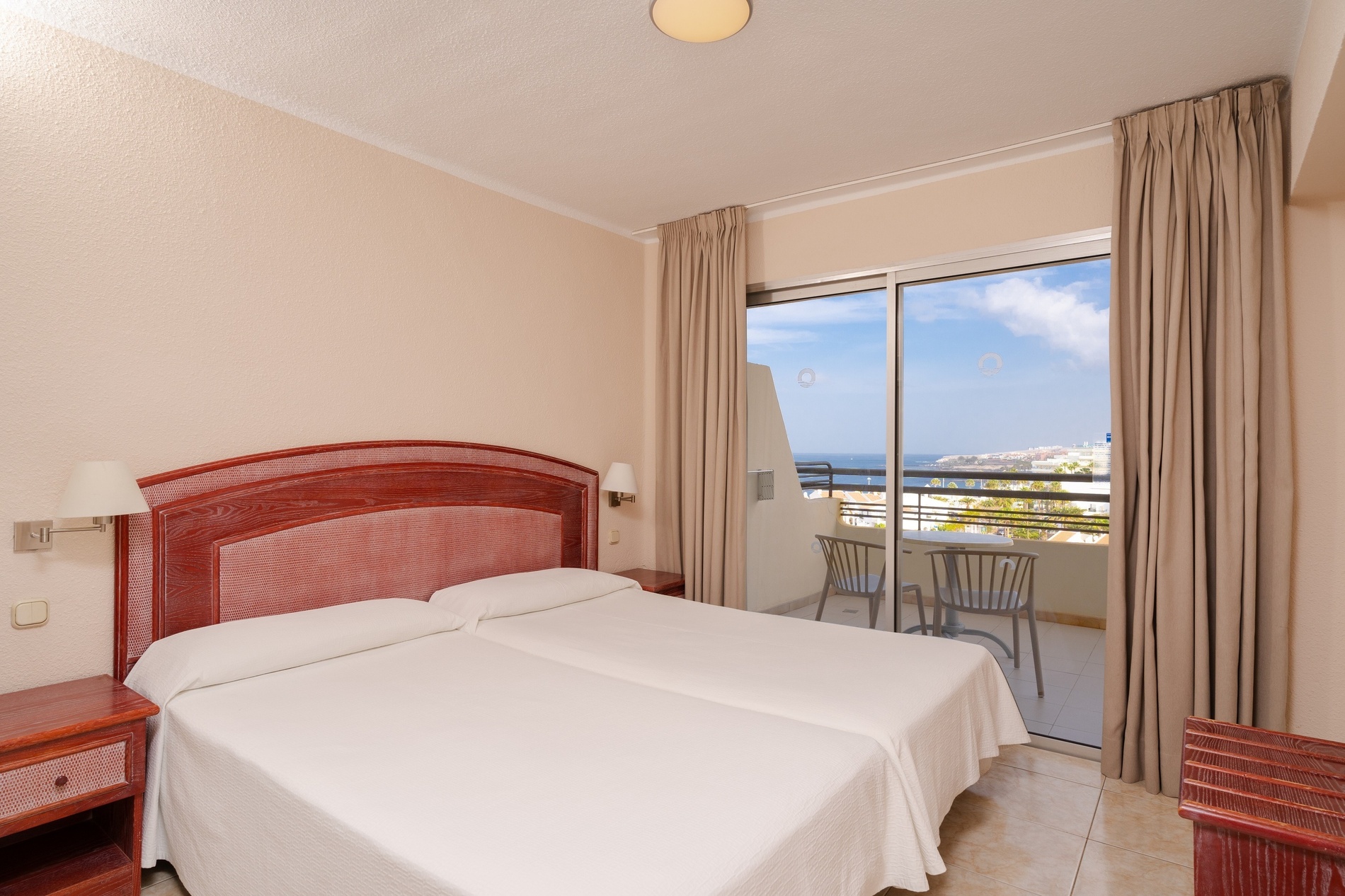 een hotelkamer met een bed en een balkon