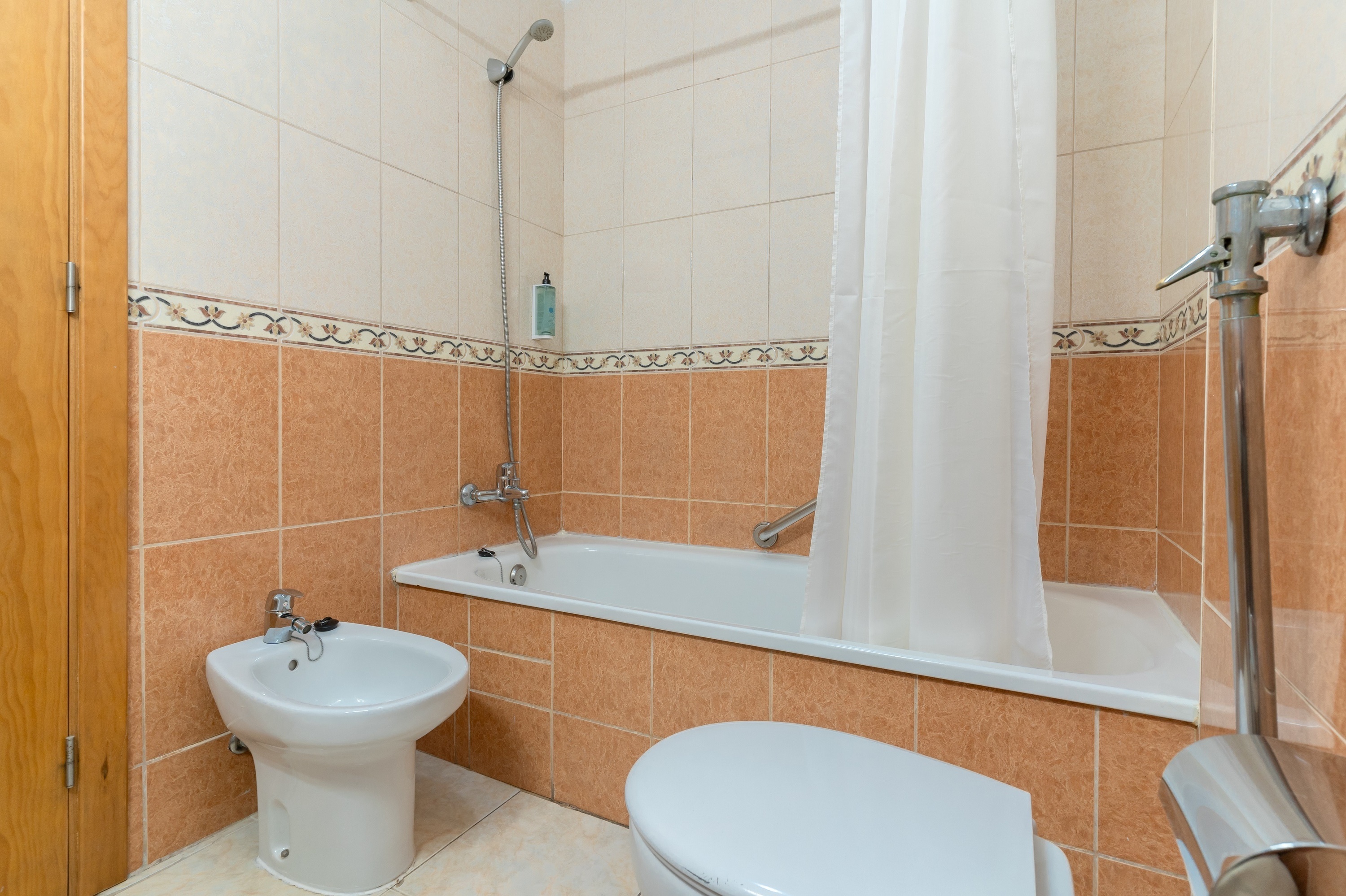 een slaapkamer met twee bedden en een raam