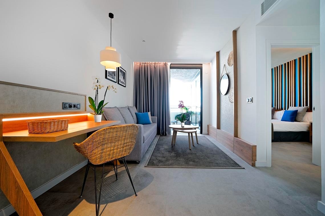 una habitación con dos camas y dos mesitas de noche