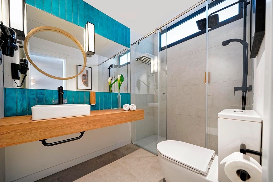 un baño con inodoro , lavabo y espejo