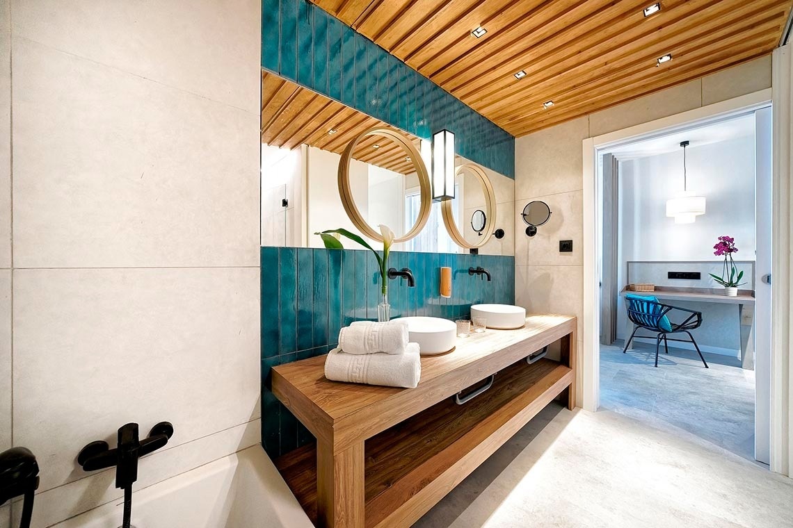 un baño con dos lavabos y dos espejos