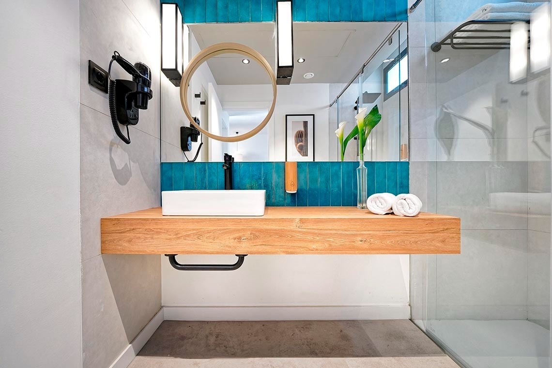 un cuarto de baño con un lavabo y un espejo