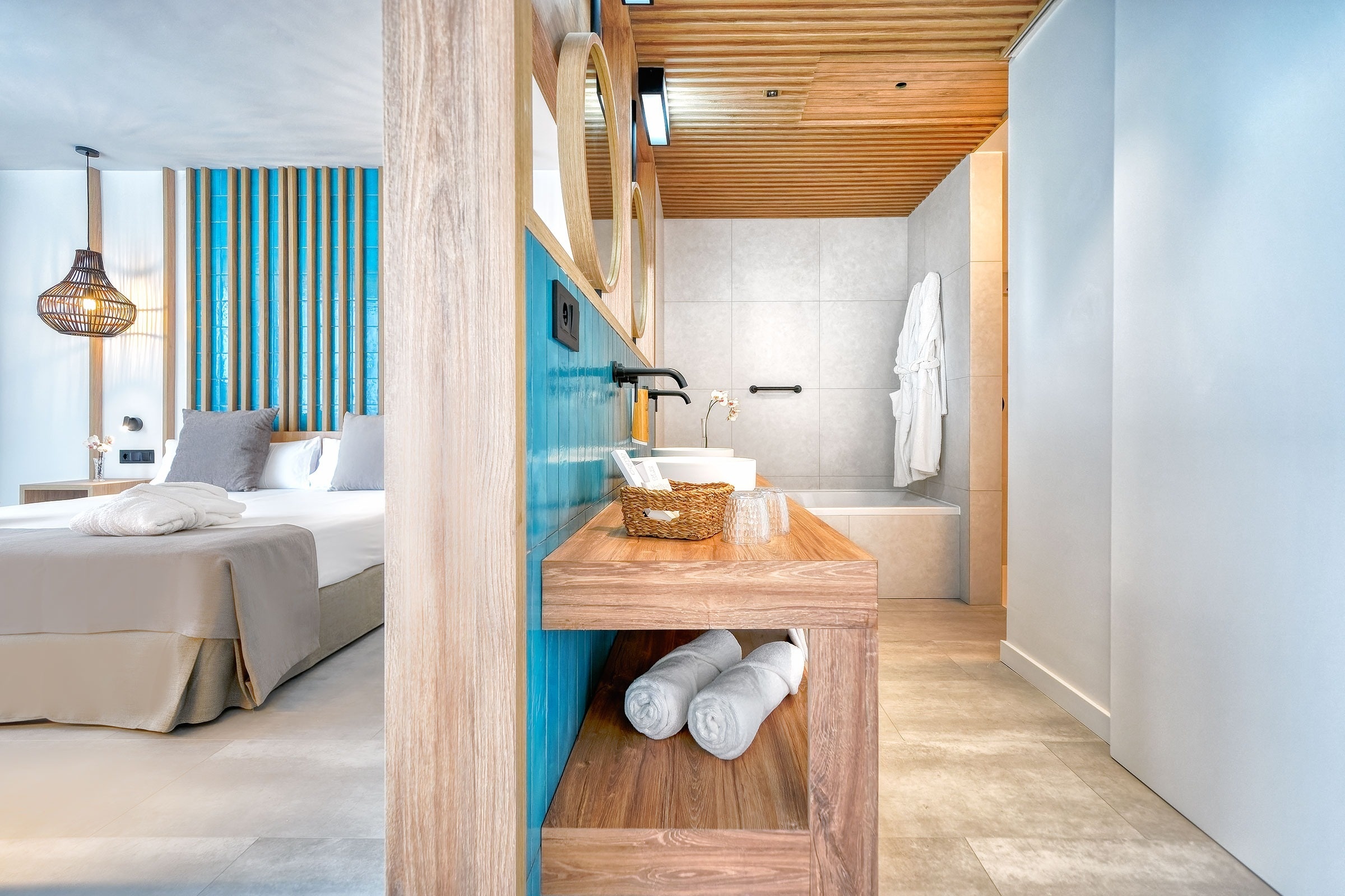 una habitación de hotel con un sofá y un escritorio