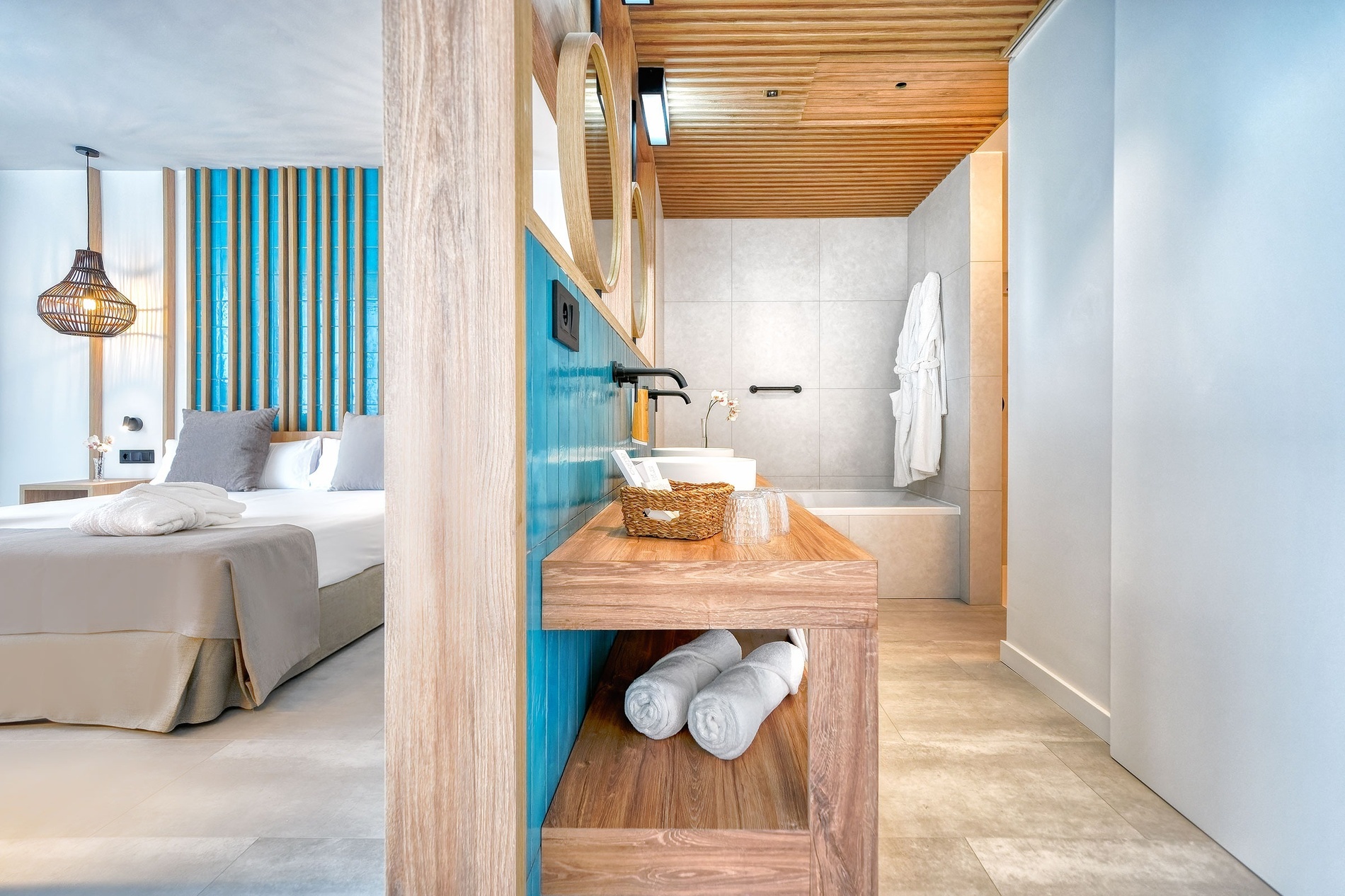 dos sillas y una mesa en un balcón con un árbol en el fondo