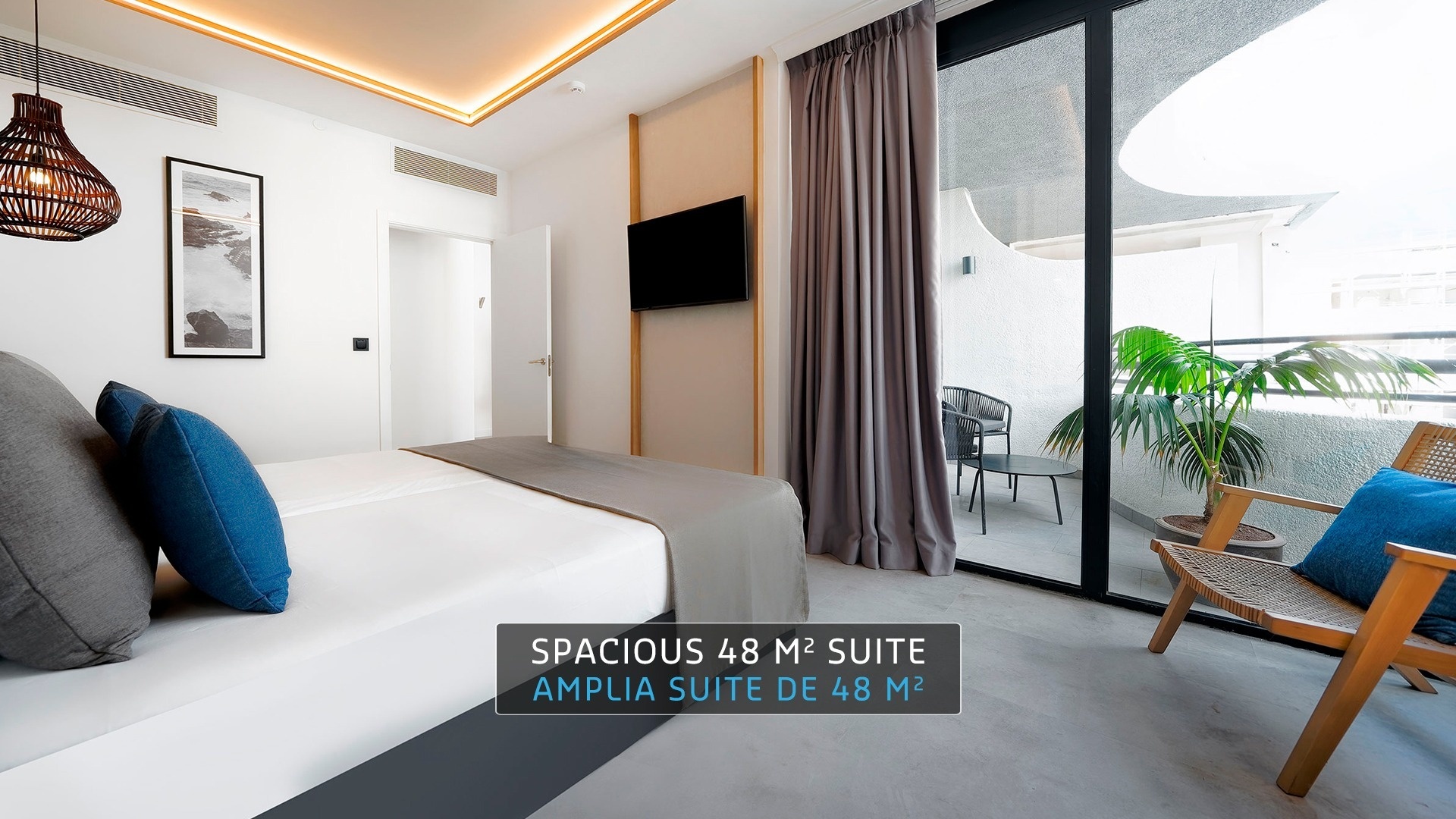 una habitación de hotel con una cama y una televisión
