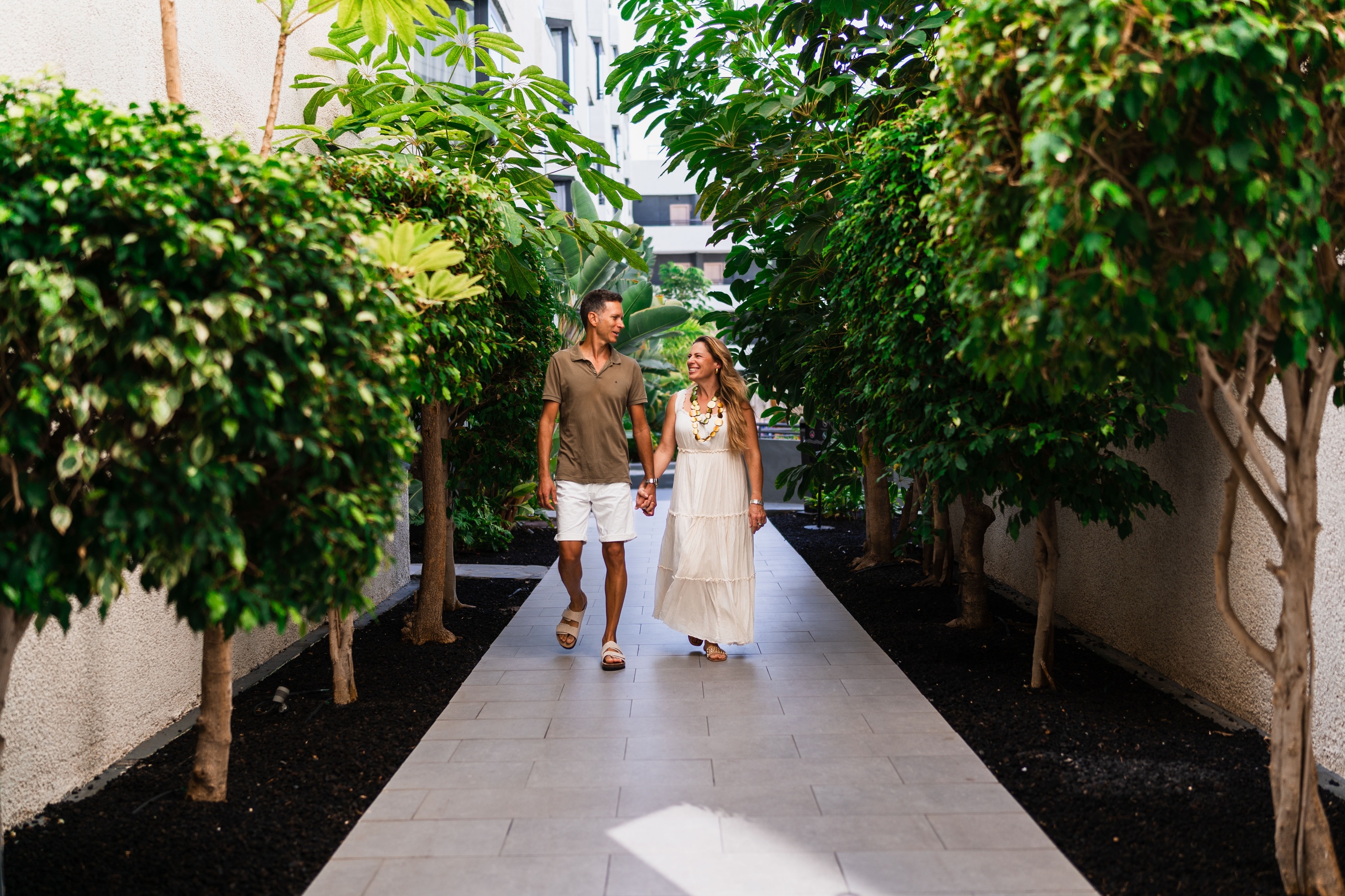 pareja caminando en el hotel