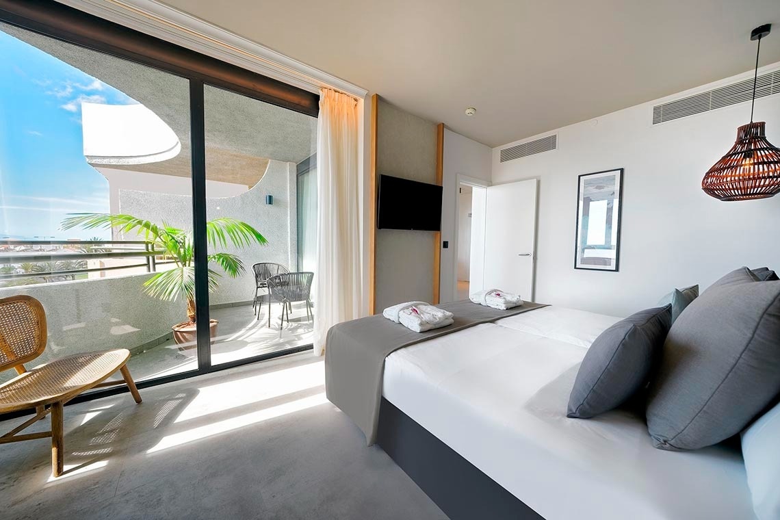 una habitación de hotel con una cama y una televisión